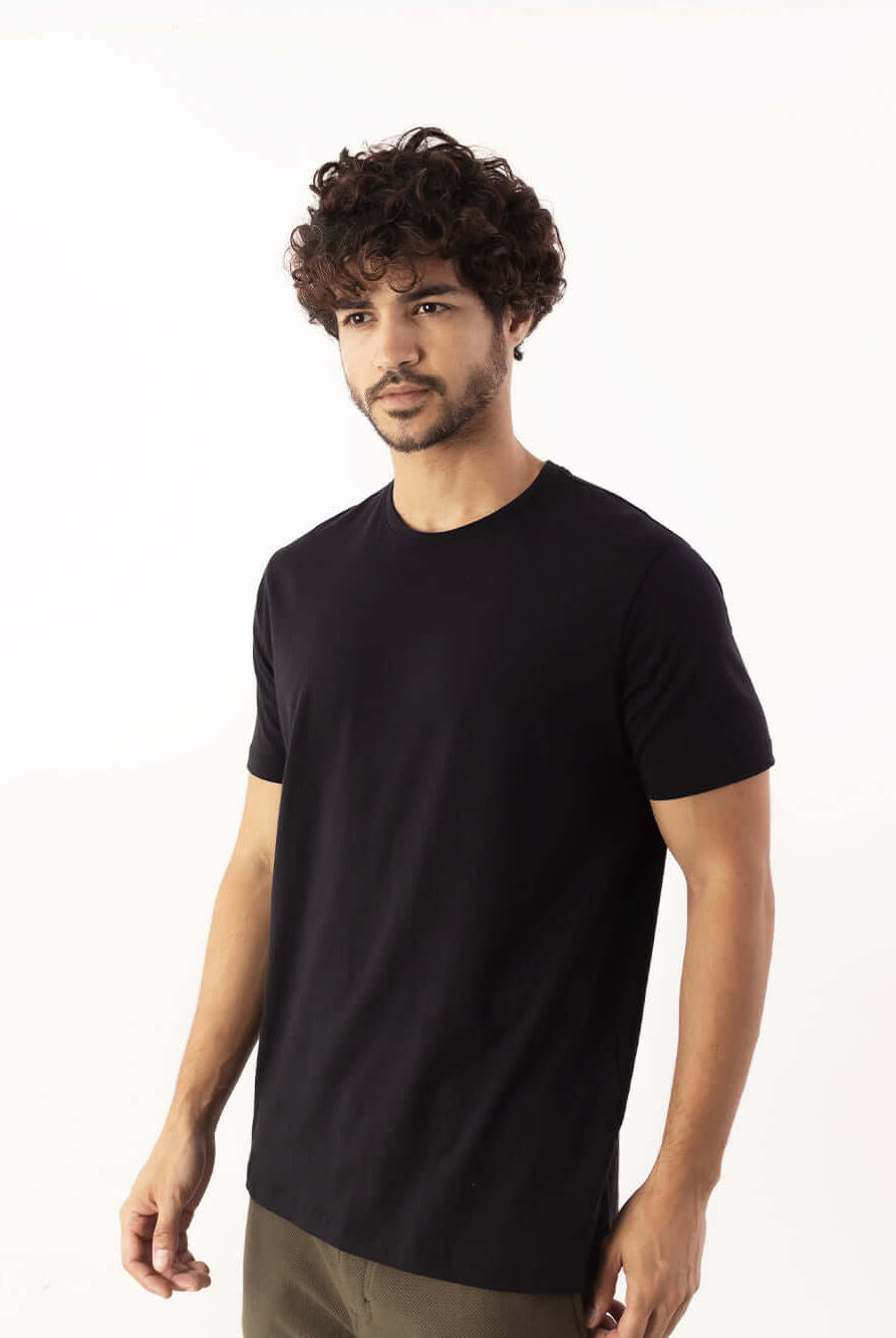 Camiseta Pima Essential preta da Greenish, feita de algodão Pima, modelo clássico e atemporal.