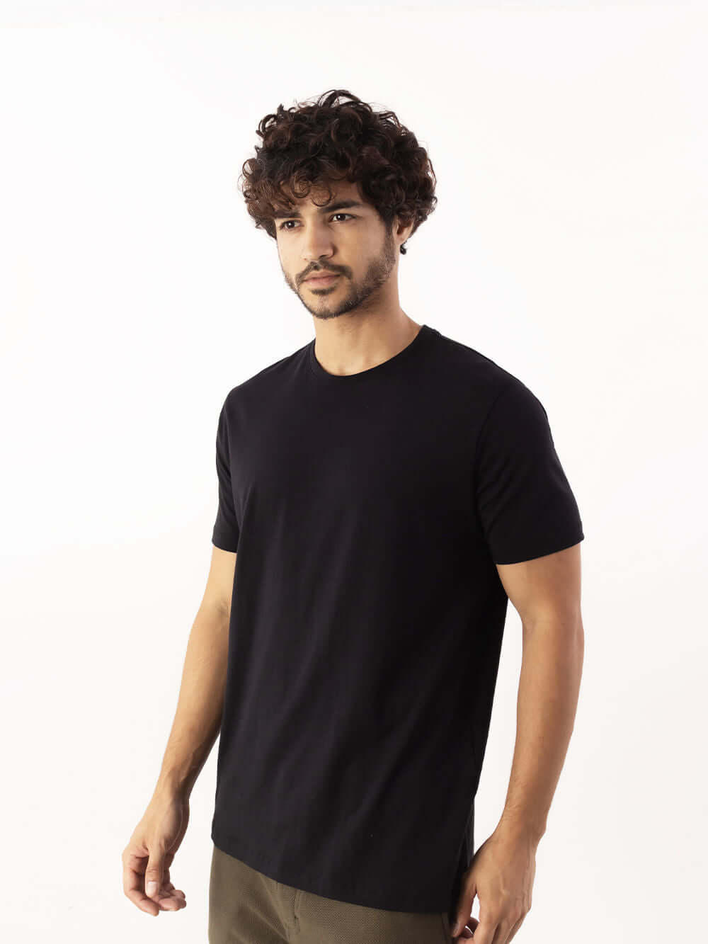 Camiseta Pima Essential preta da Greenish, feita de algodão Pima, modelo clássico e atemporal.