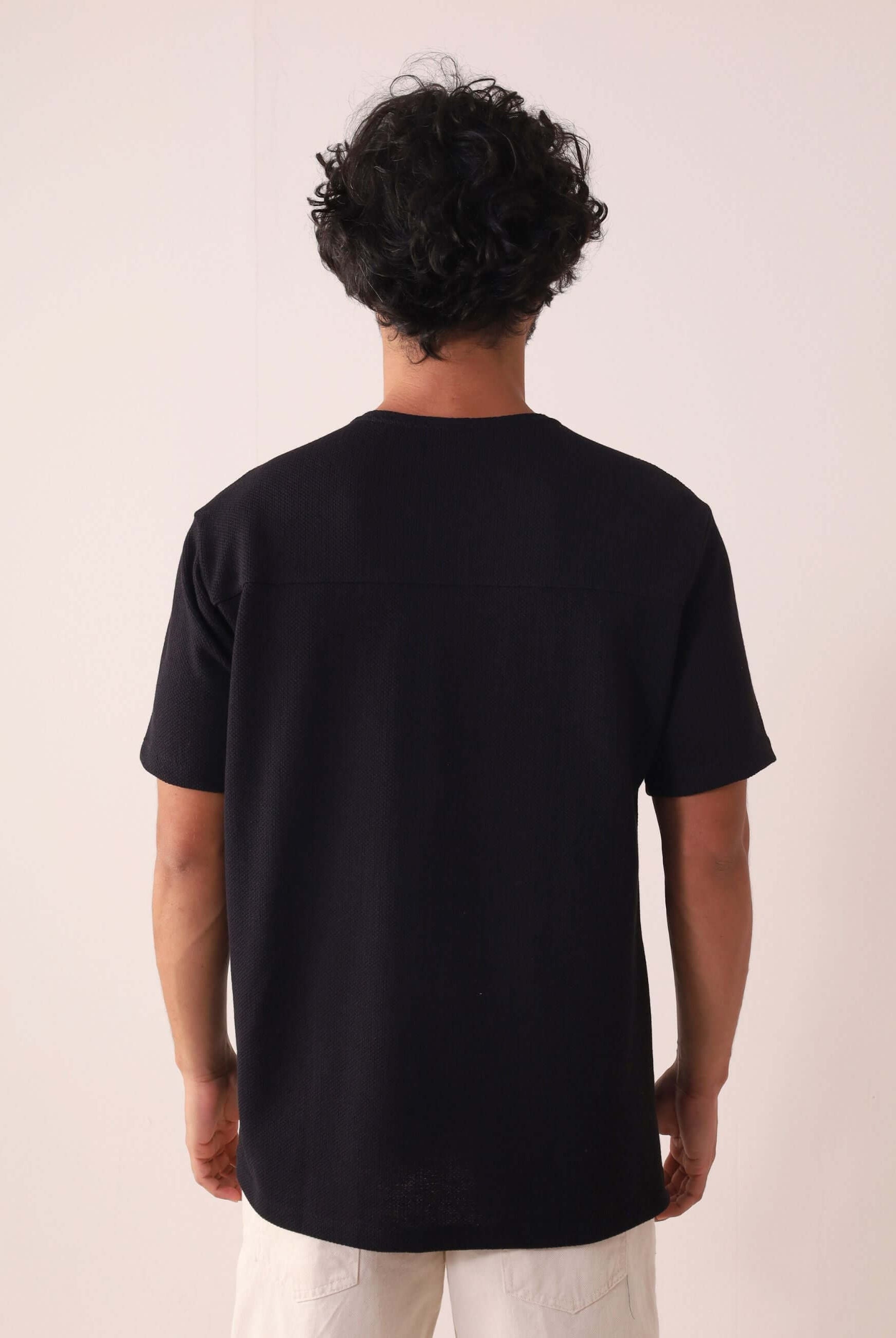 Pessoa usando Camiseta Maré - Preto da marca Greenish, destacando caimento clássico, conforto e durabilidade.