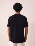 Pessoa usando Camiseta Maré - Preto da marca Greenish, destacando caimento clássico, conforto e durabilidade.