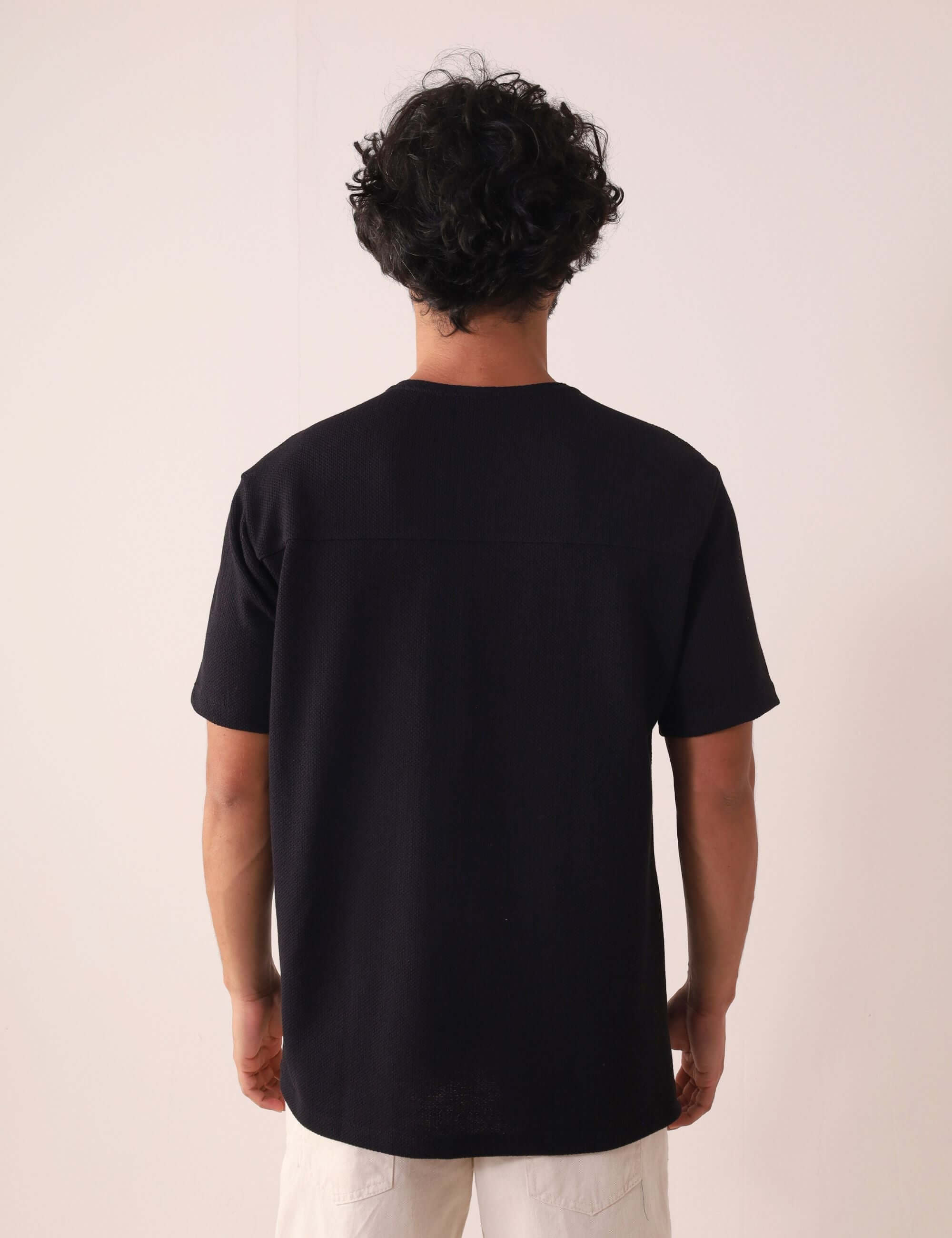 Pessoa usando Camiseta Maré - Preto da marca Greenish, destacando caimento clássico, conforto e durabilidade.