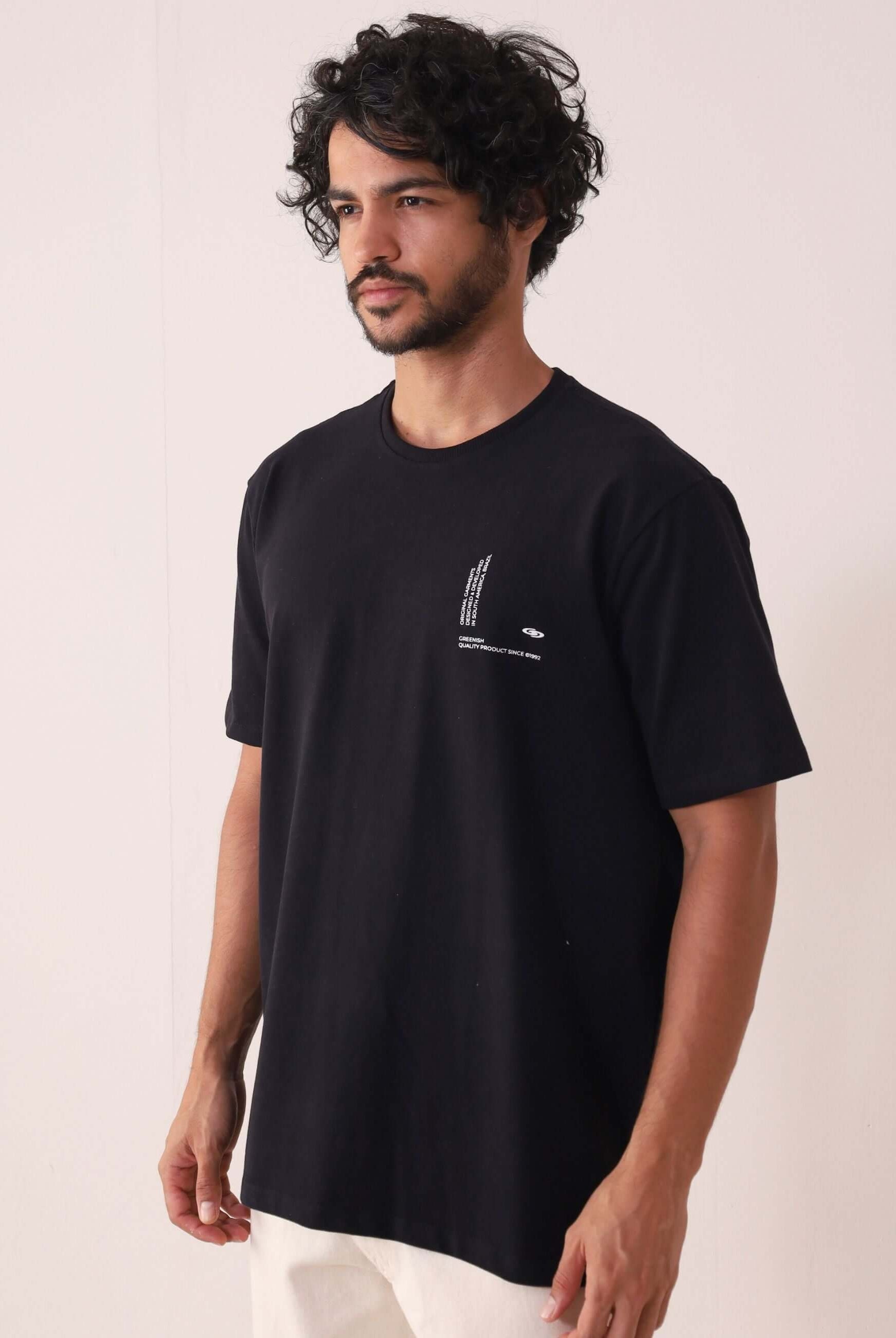 Modelo vestindo Camiserta Greenish Quality Product - Preto, com gola de ribana e silk frontal em relevo.