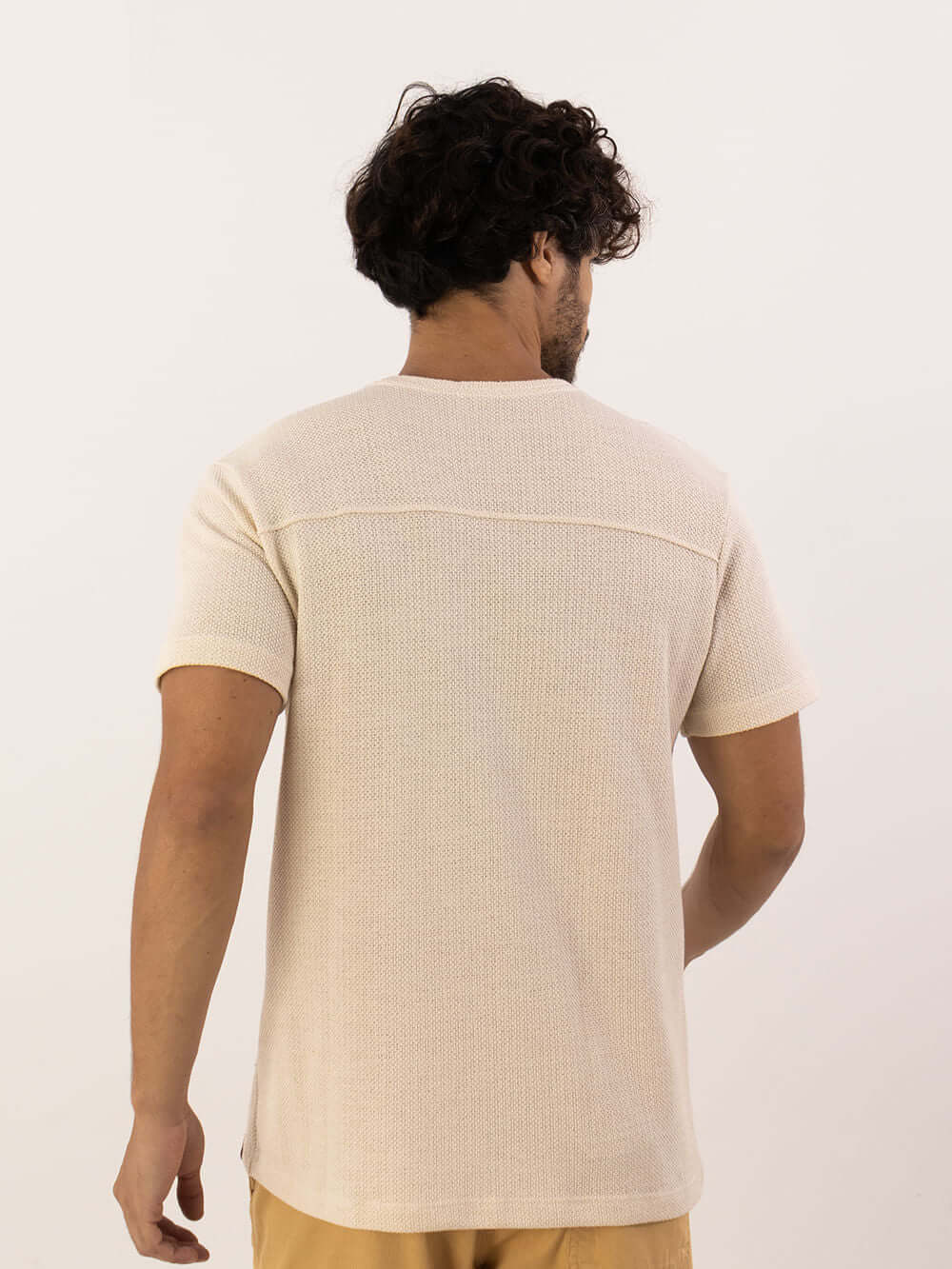 Camiseta Rustic Tricot bege da marca Greenish, vista traseira, estilo casual e confortável.