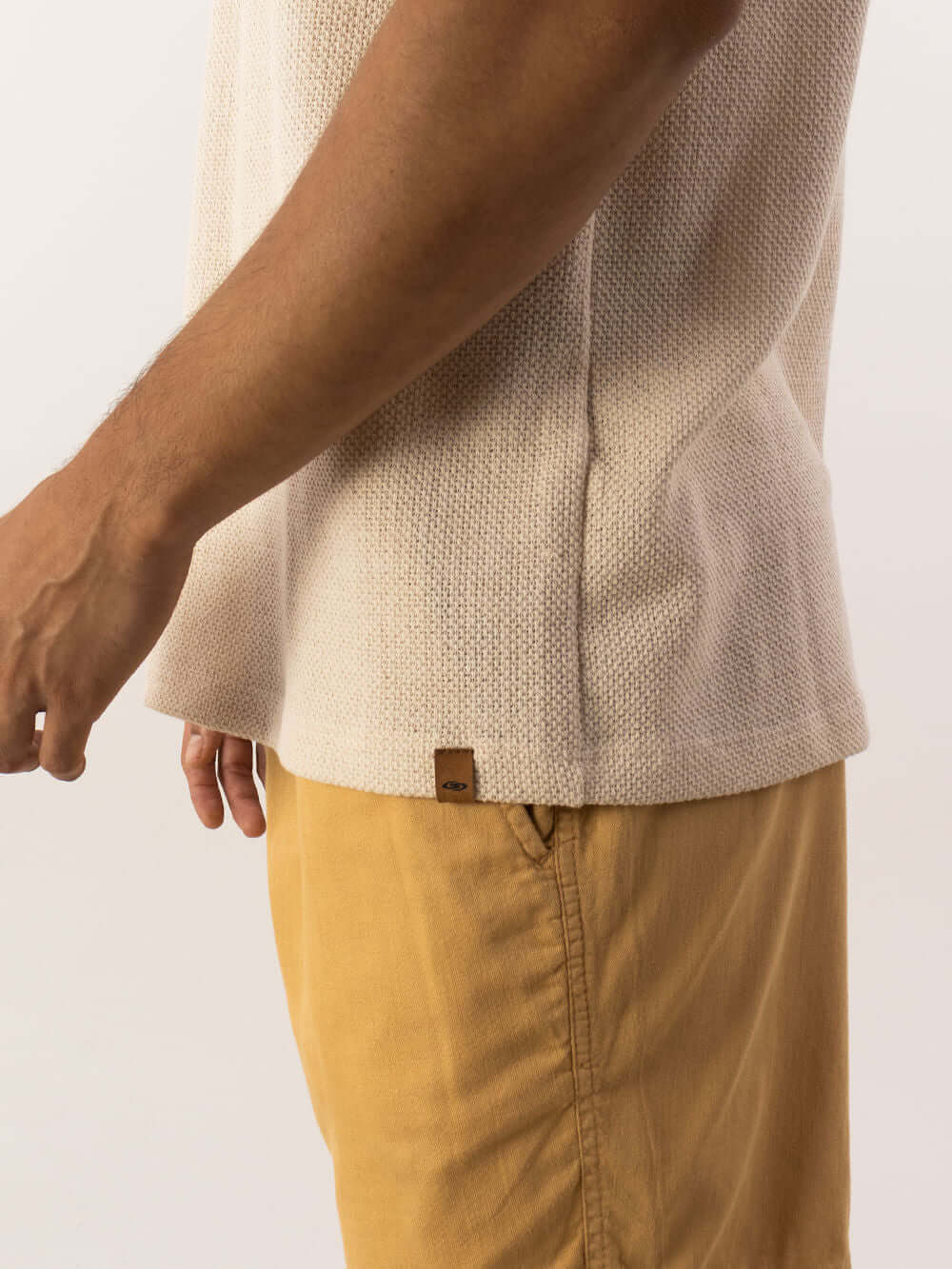 Camiseta Rustic Tricot Bege da Greenish, detalhe da barra e logo em couro, estilo casual e confortável.