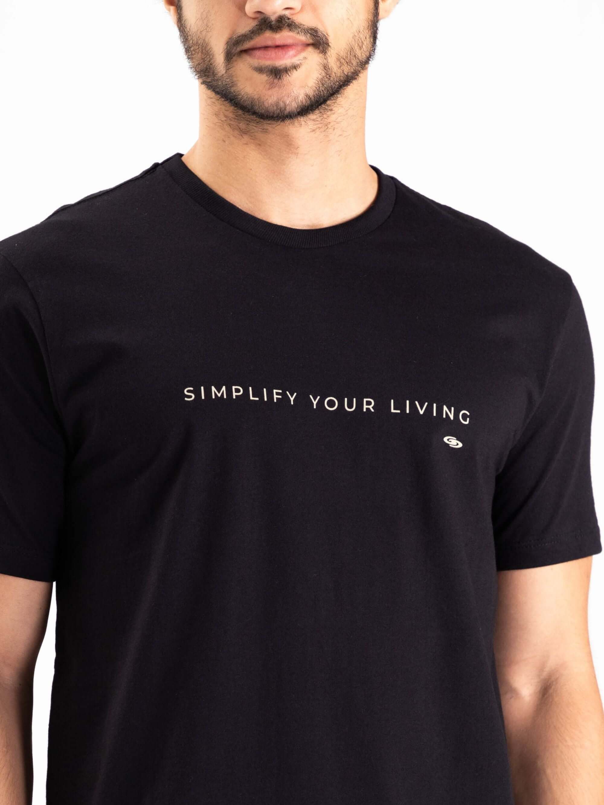 Camiseta preta da Greenish com a frase 'Simplify Your Living' para um estilo de vida leve e moderno.