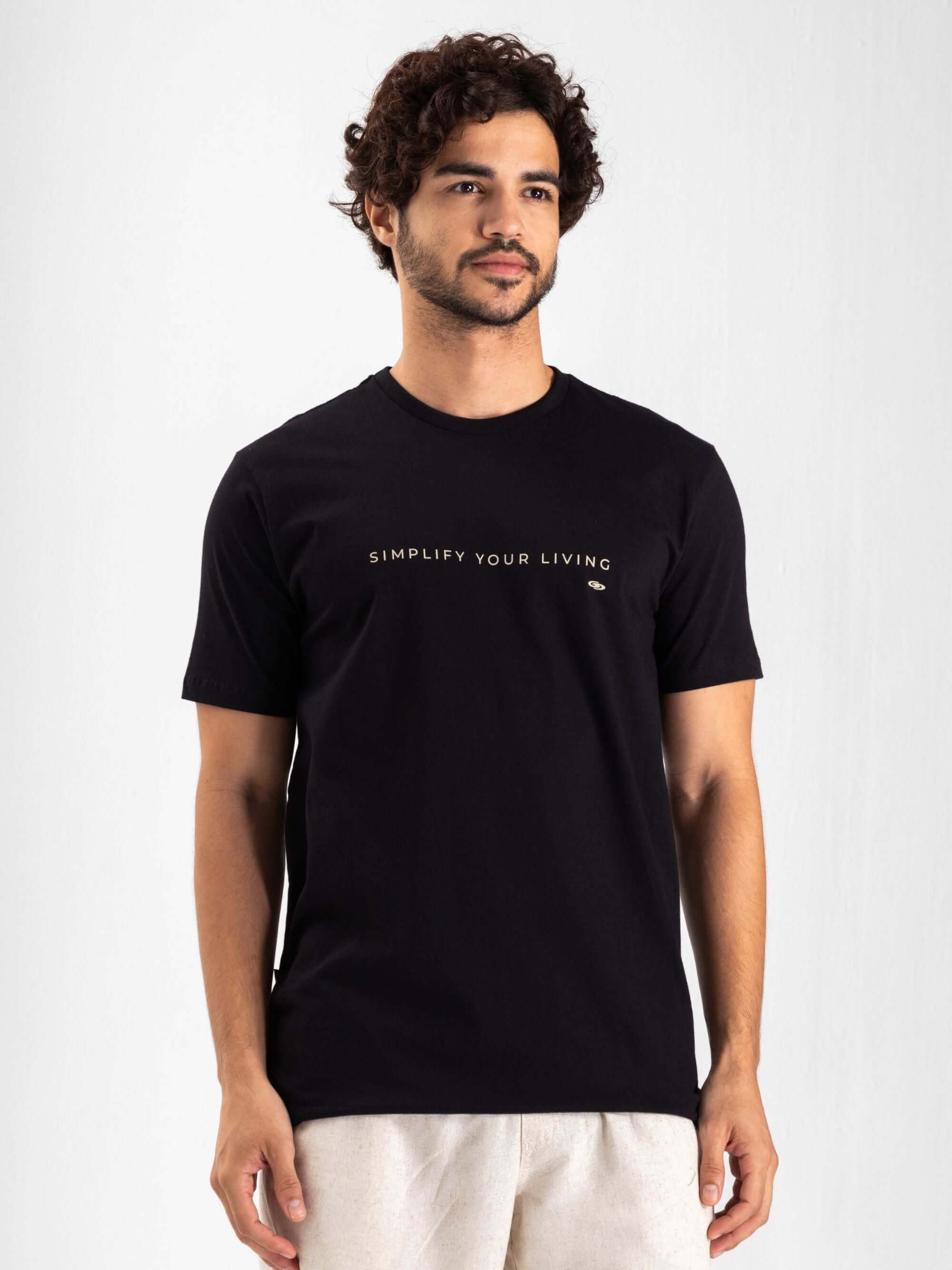 Camiseta preta 'Simplify Your Living' da marca Greenish, estilo casual e confortável.