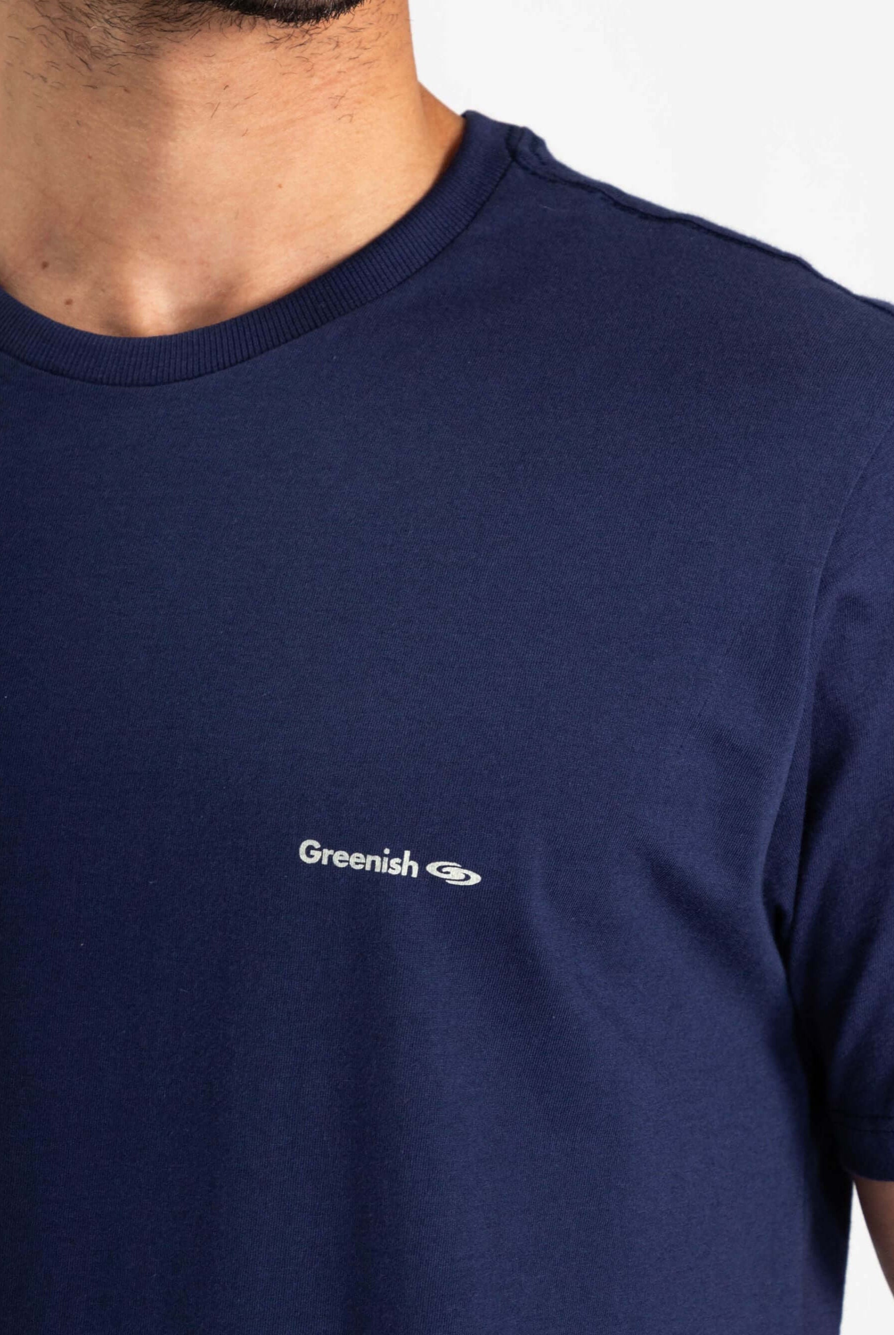 Camiseta Azul Marinho Greenish com pequeno logo em malha 100% algodão sustentável.