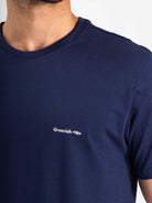 Camiseta Azul Marinho Greenish com pequeno logo em malha 100% algodão sustentável.