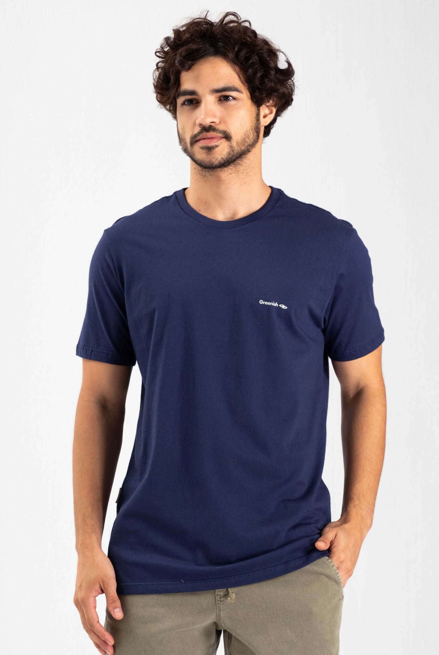 Camiseta azul marinho da Greenish com logo pequeno, feita em algodão sustentável, modelo clássico.
