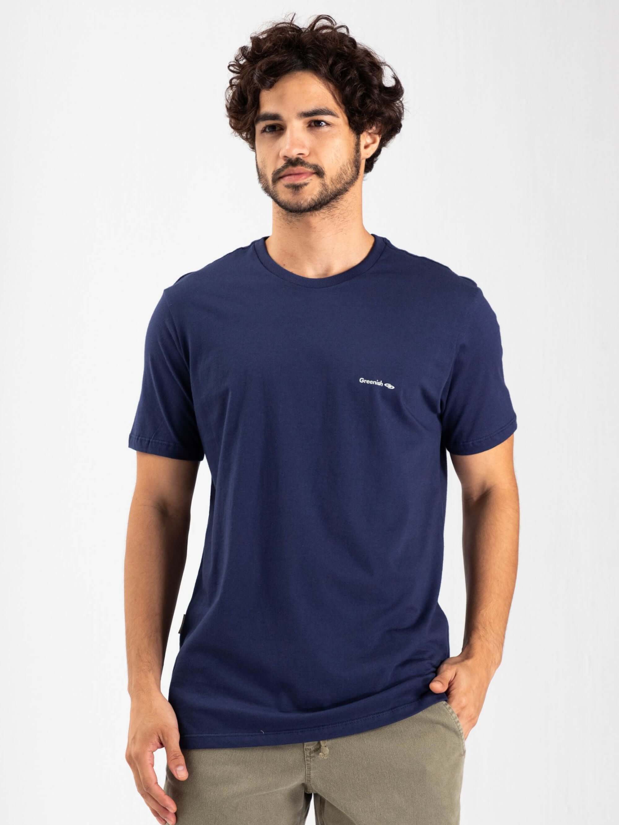 Camiseta azul marinho da Greenish com logo pequeno, feita em algodão sustentável, modelo clássico.