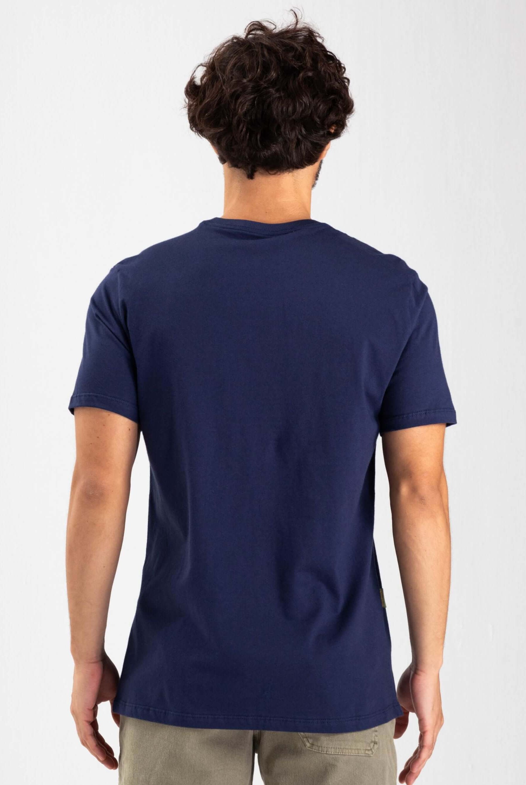 Camiseta azul marinho Greenish com logo pequeno, vista traseira, feita em algodão sustentável.