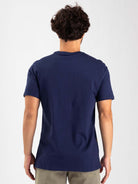 Camiseta azul marinho Greenish com logo pequeno, vista traseira, feita em algodão sustentável.
