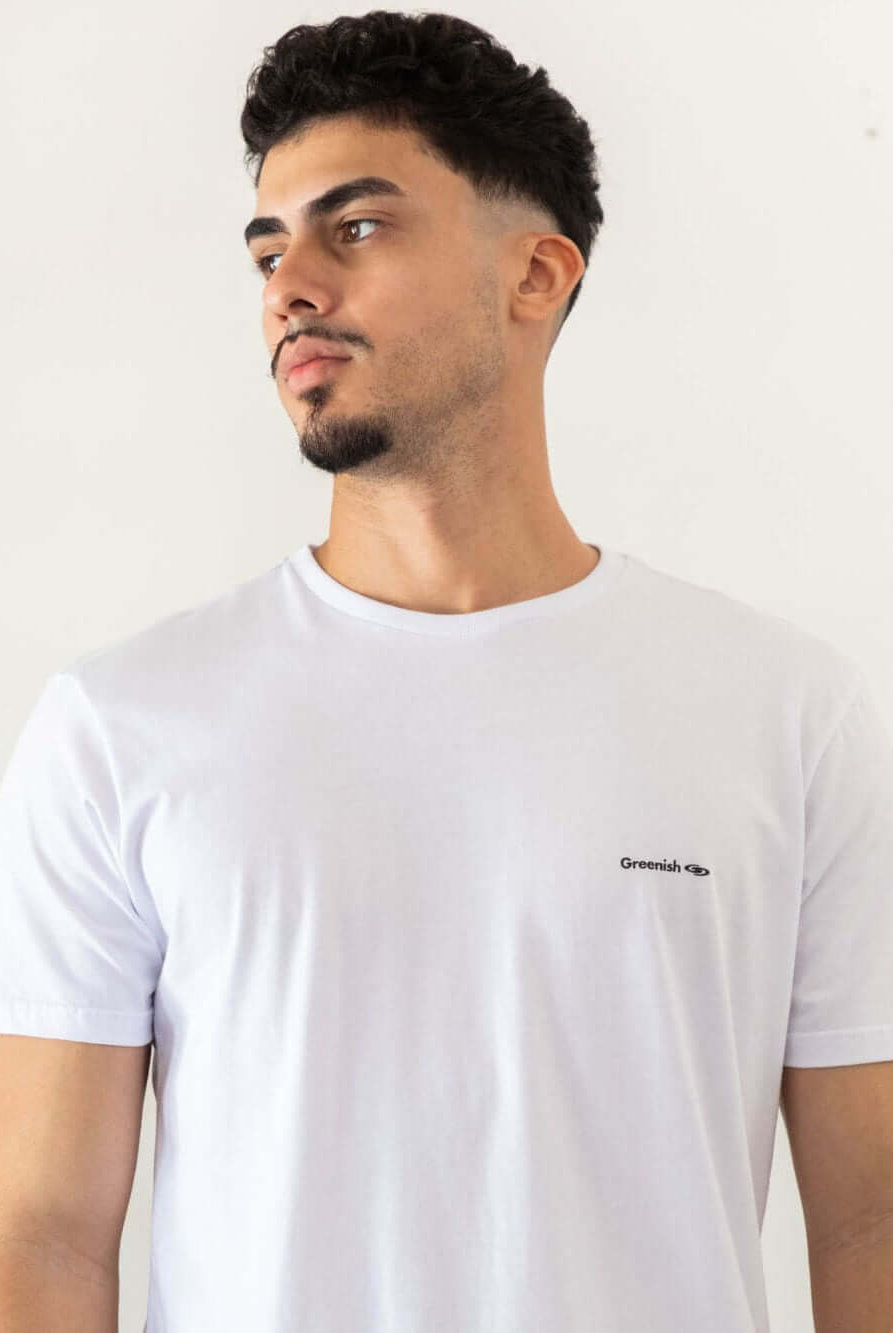 Camiseta branca Greenish com pequeno logo, feita em algodão sustentável, modelo clássico e confortável.