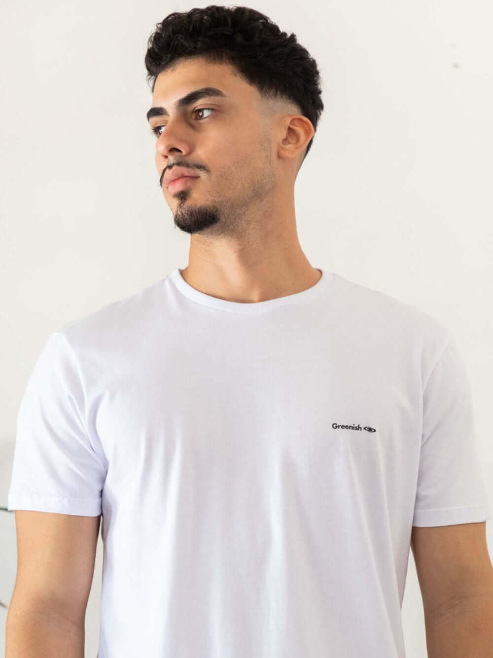 Camiseta branca Greenish com pequeno logo, feita em algodão sustentável, modelo clássico e confortável.