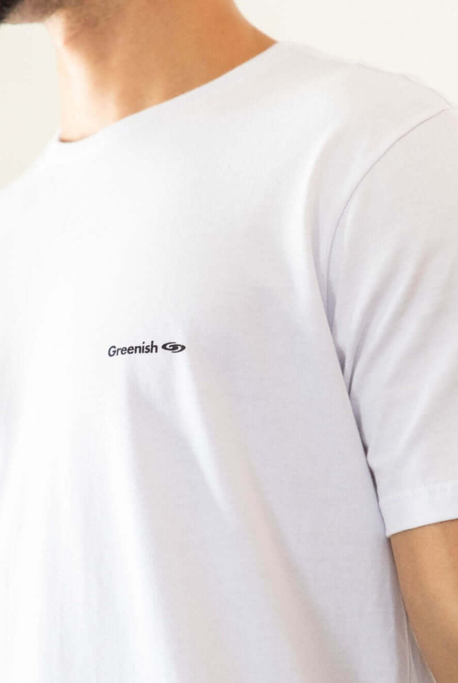 Camiseta branca minimalista com logo Greenish, feita de algodão sustentável, essencial para o guarda-roupa.