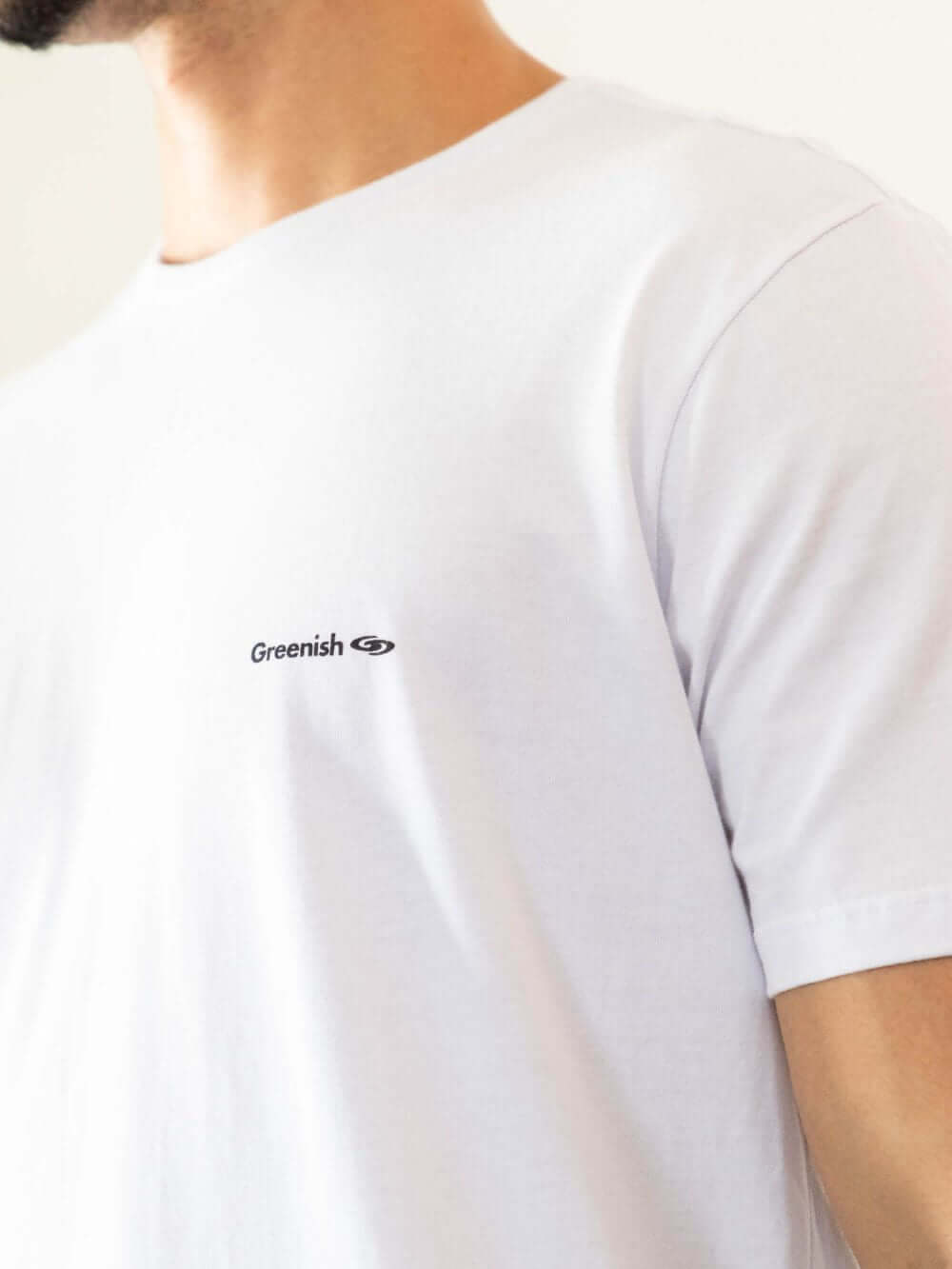 Camiseta branca minimalista com logo Greenish, feita de algodão sustentável, essencial para o guarda-roupa.