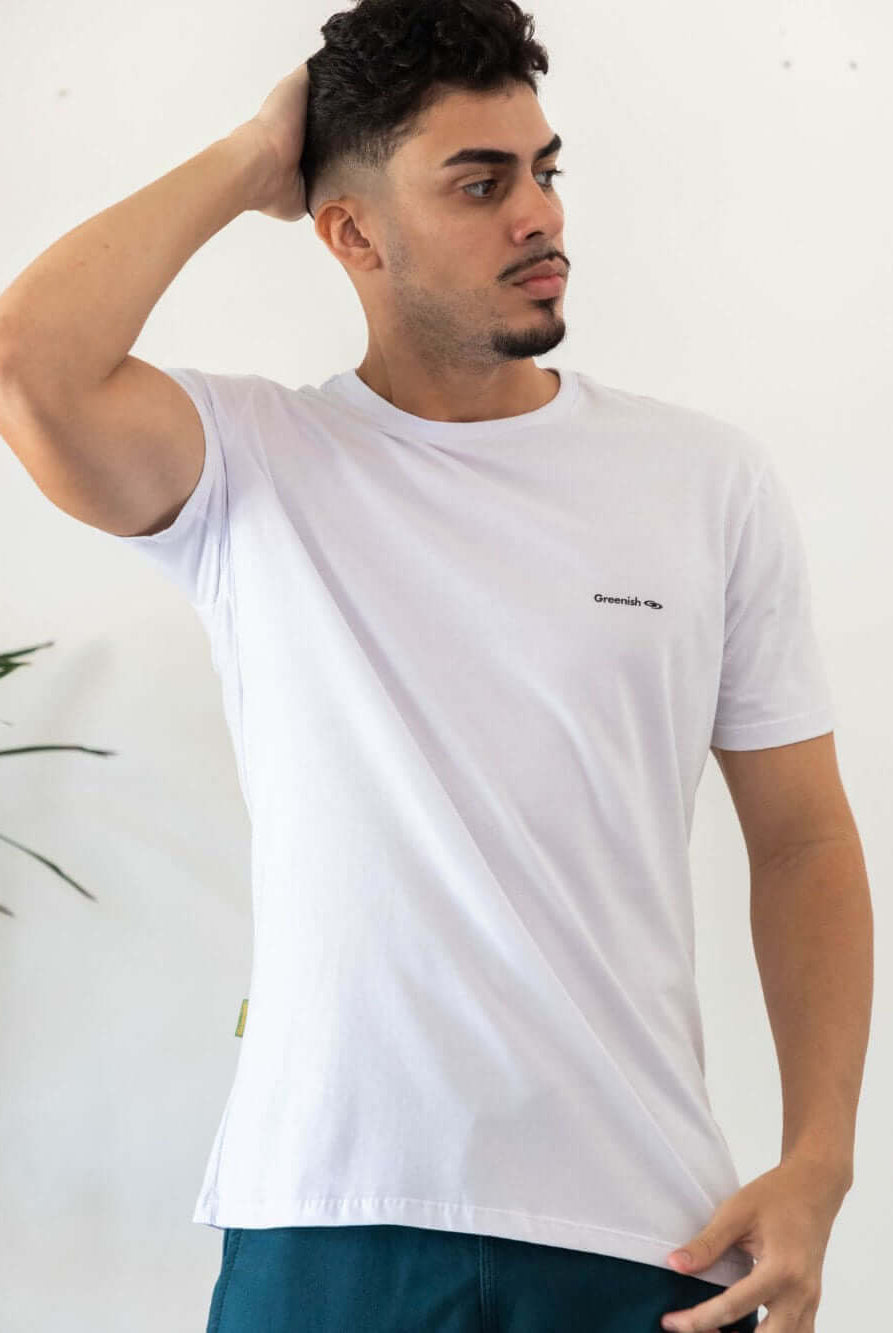 Camiseta básica branca com logo discreto da Greenish, feita de algodão sustentável, modelo confortável e minimalista.