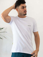 Camiseta básica branca com logo discreto da Greenish, feita de algodão sustentável, modelo confortável e minimalista.