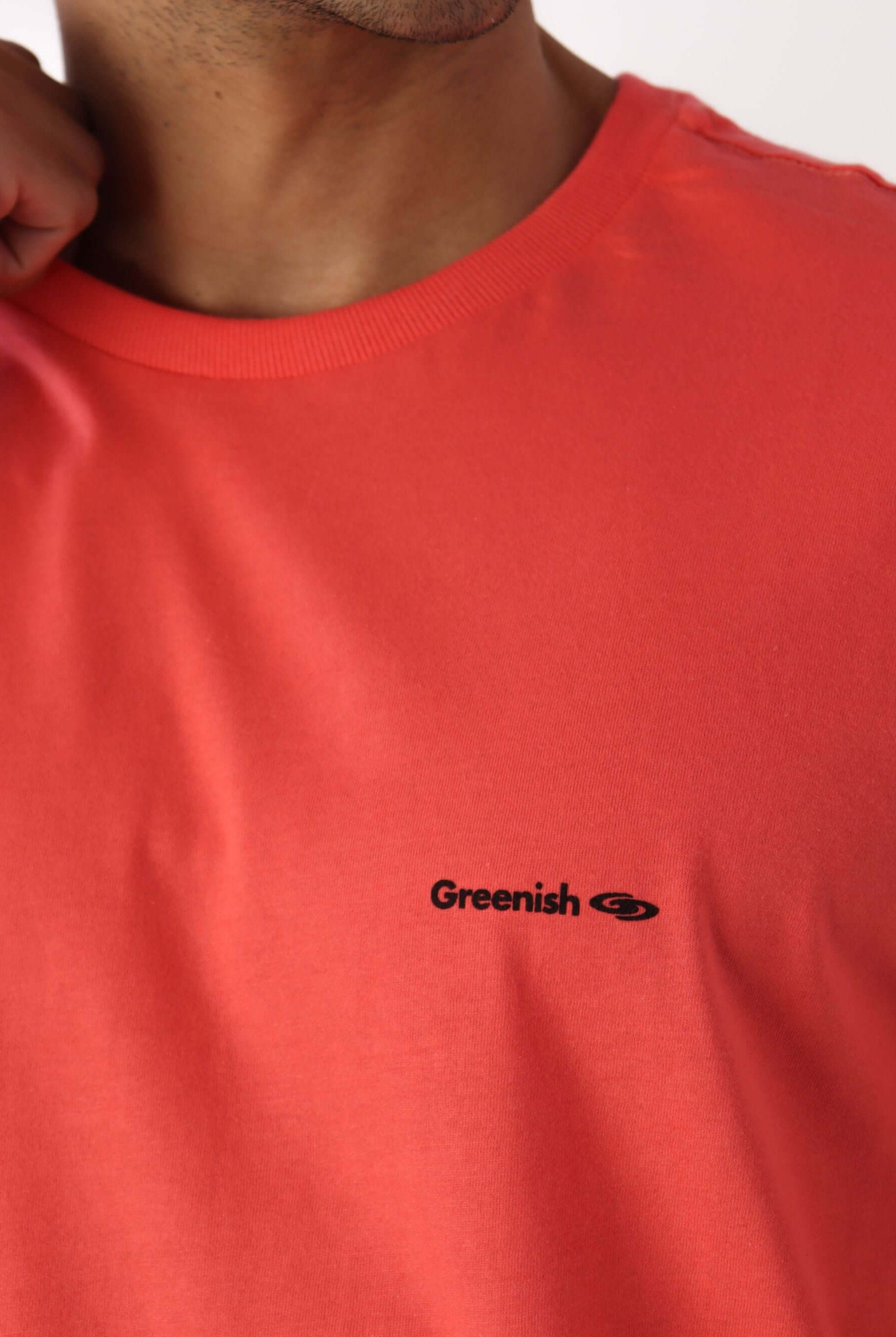 Camiseta Coral Greenish com logo minimalista, feita de algodão sustentável, perfeita para looks casuais.