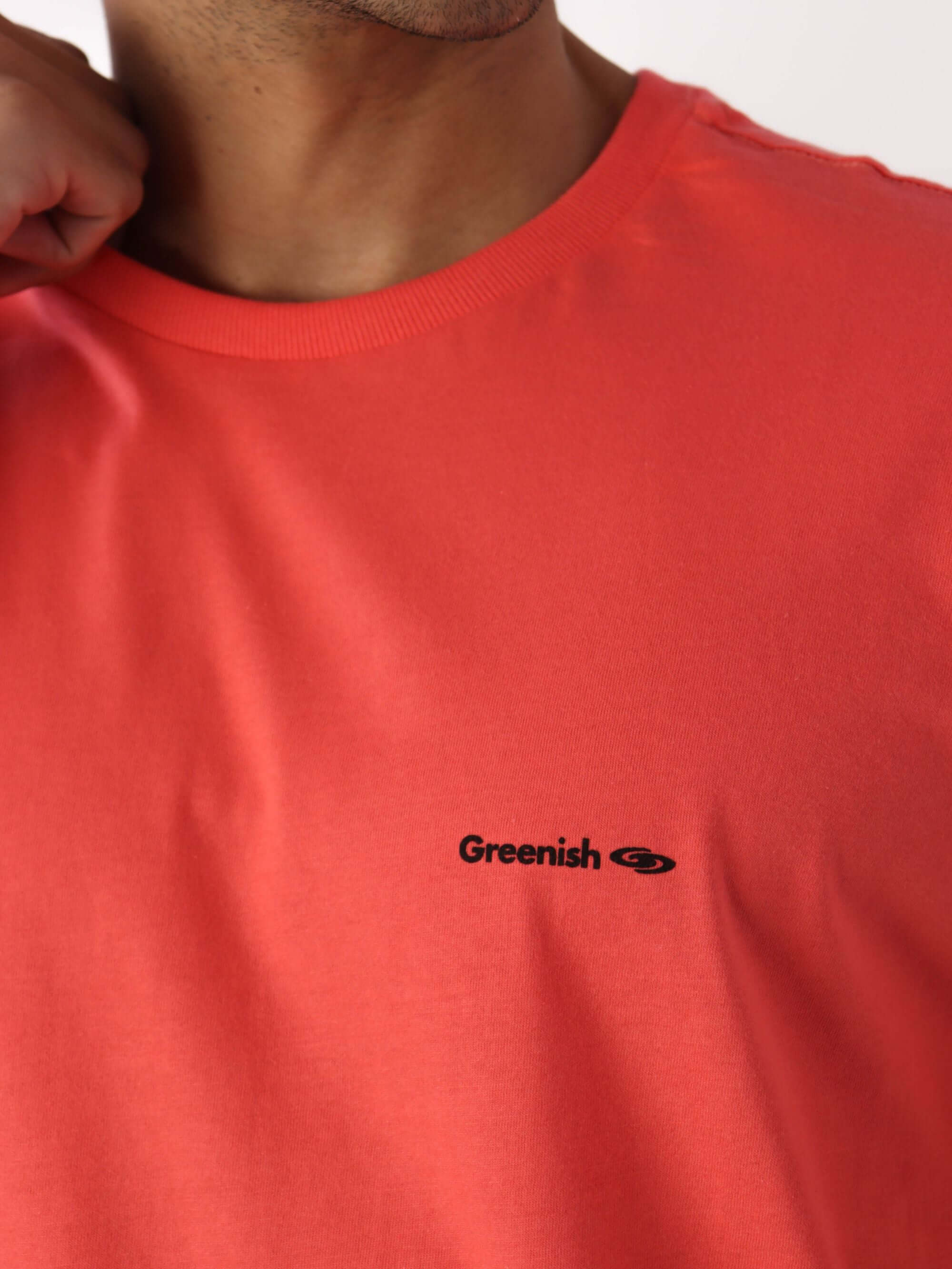 Camiseta Coral Greenish com logo minimalista, feita de algodão sustentável, perfeita para looks casuais.