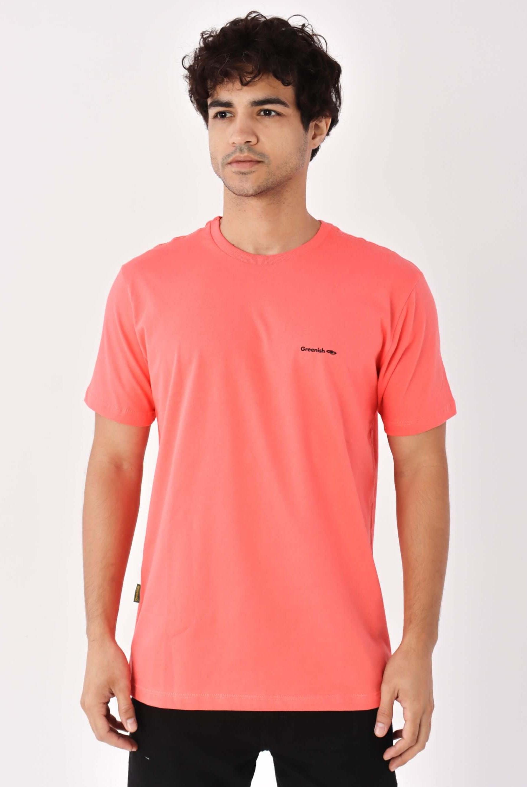 Camiseta coral com logo minimalista da Greenish, feita em algodão sustentável.