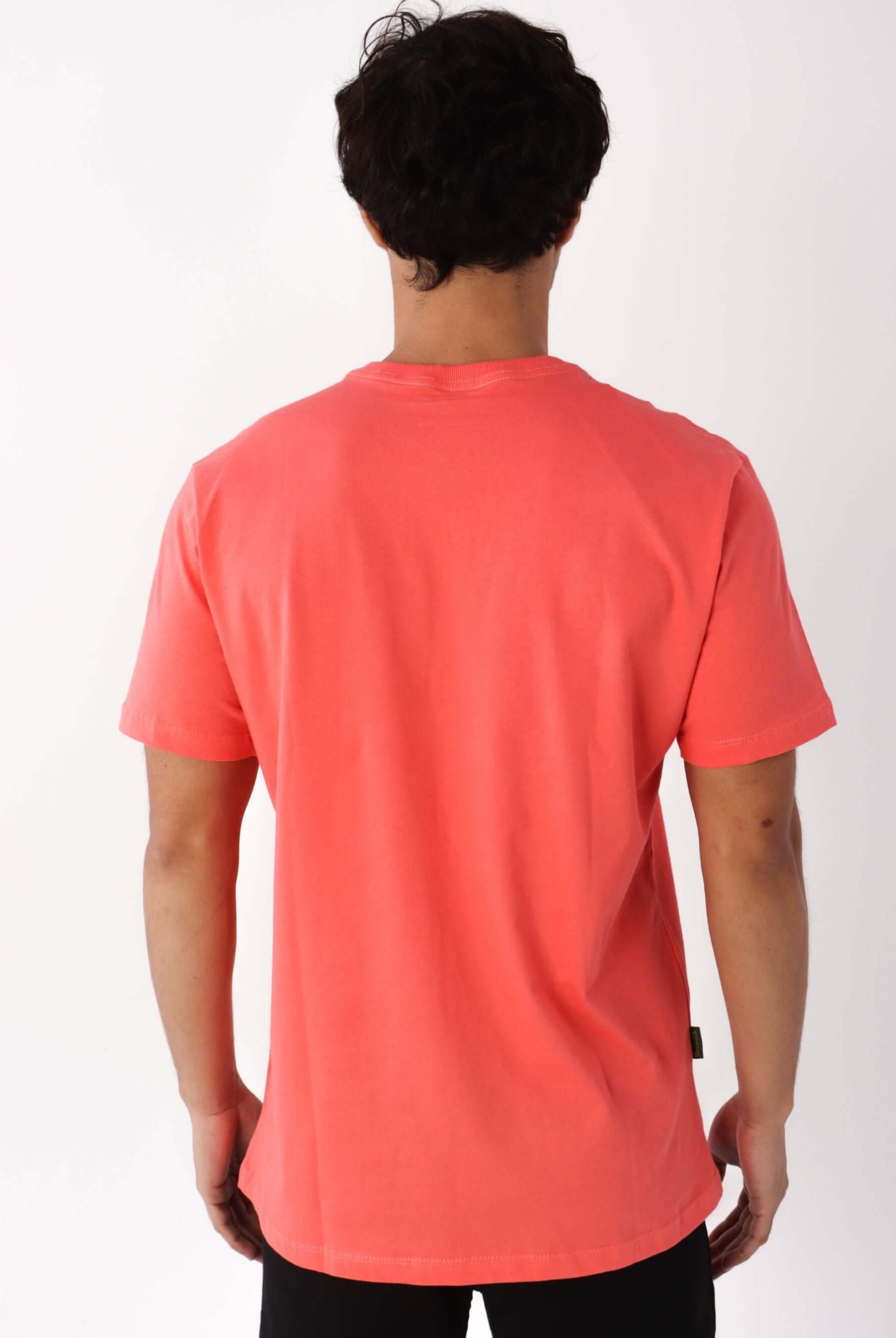 Camiseta Coral Greenish com logo pequena, vista traseira, feita em algodão sustentável.