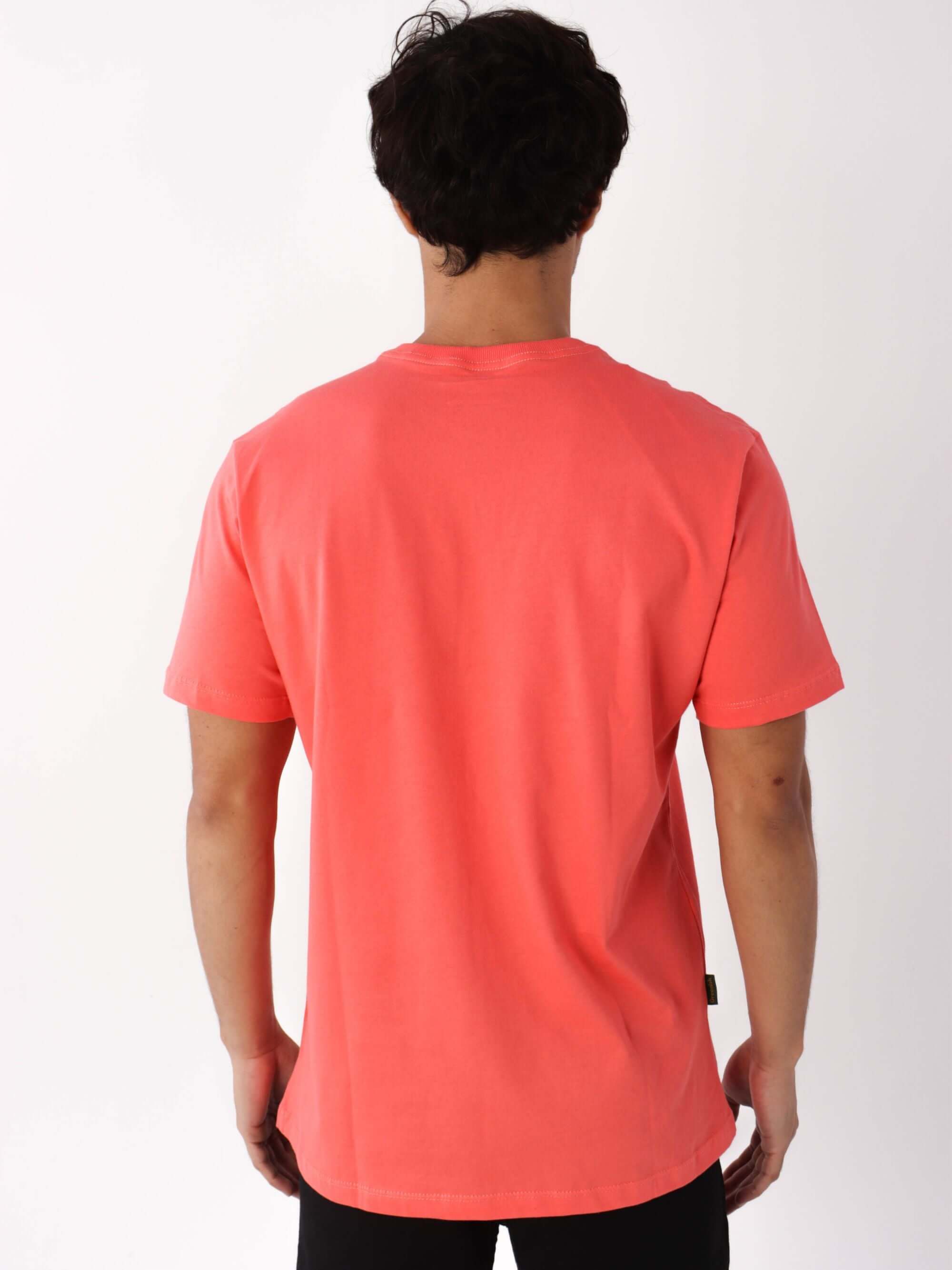 Camiseta Coral Greenish com logo pequena, vista traseira, feita em algodão sustentável.