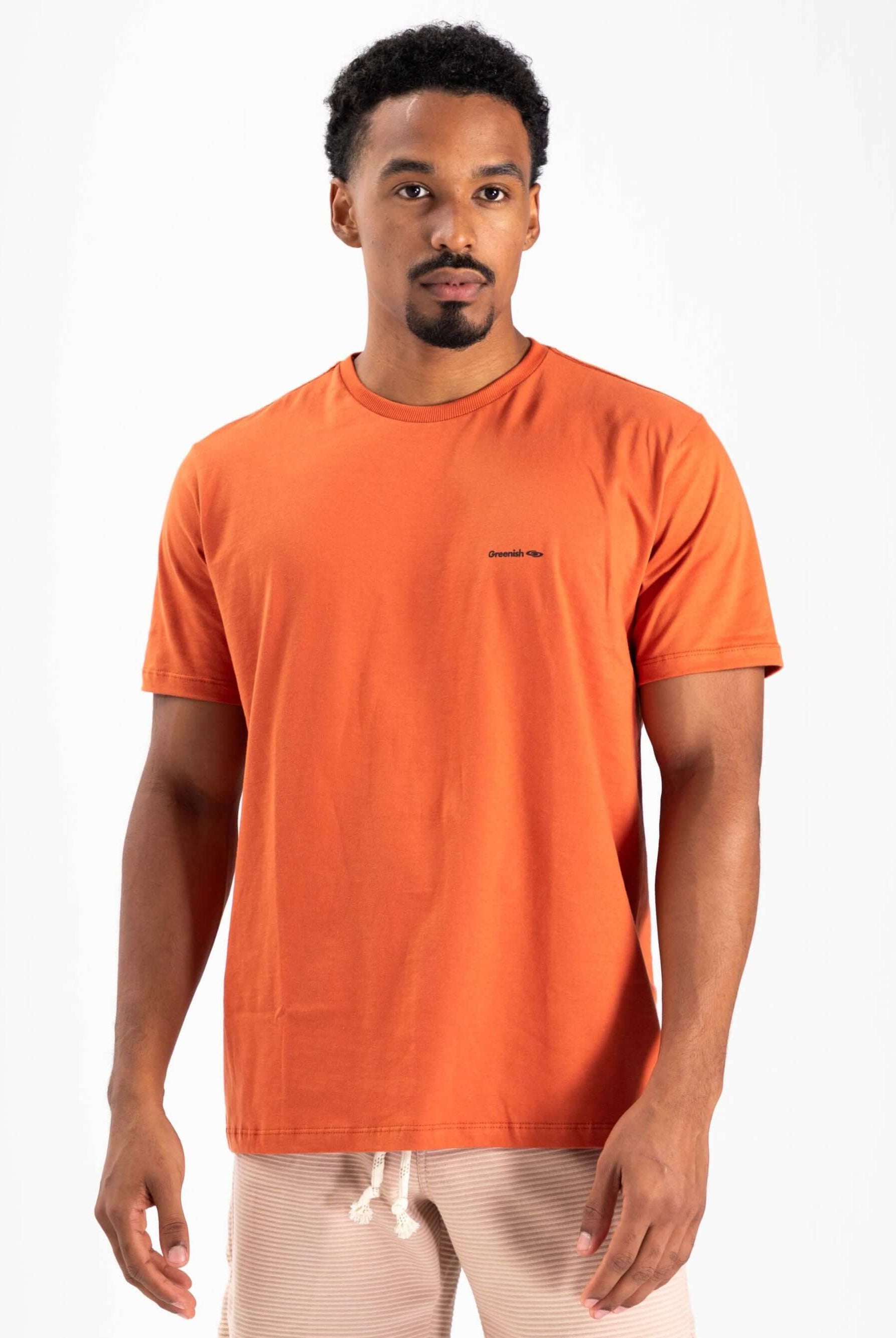 Camiseta laranja Greenish com logo pequeno, em malha 100% algodão sustentável, modelo clássico.