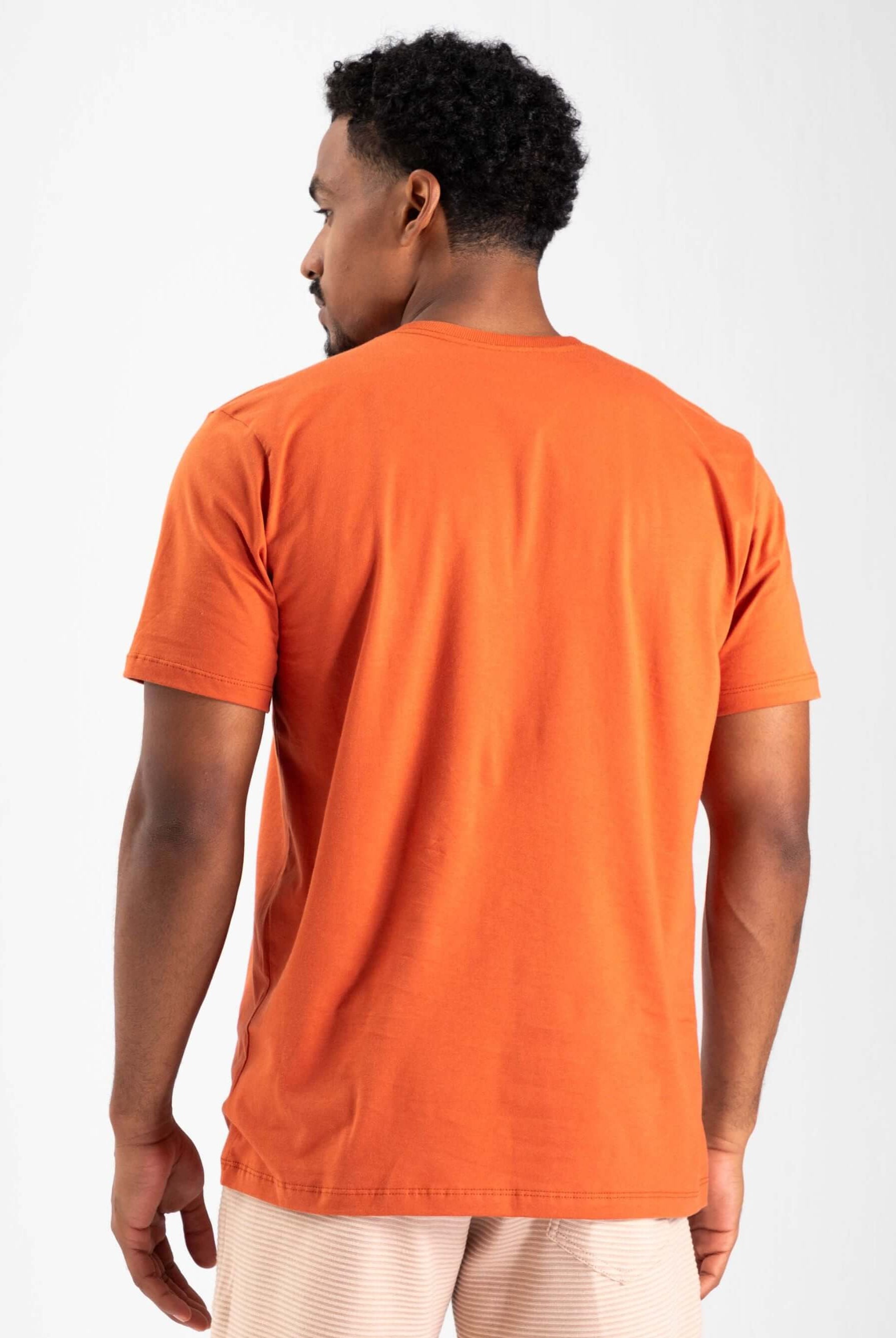 Camiseta laranja Greenish com logo pequena, modelagem clássica e caimento perfeito, feita de algodão sustentável.
