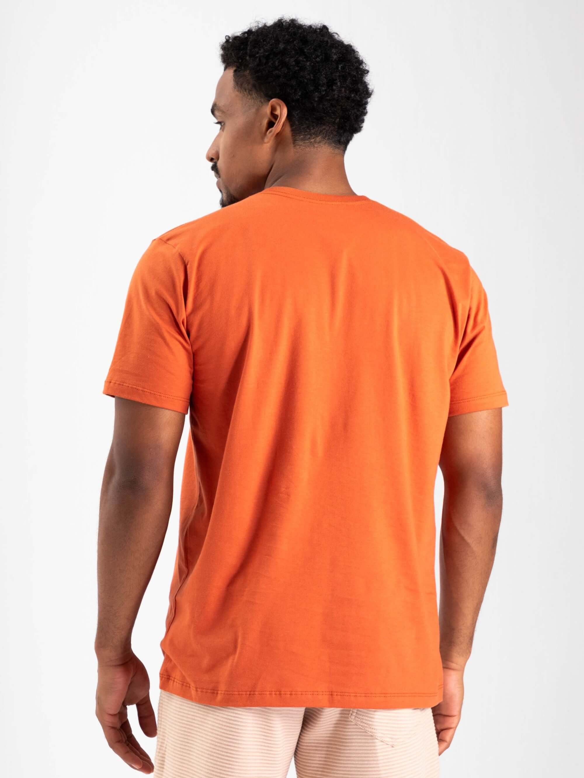 Camiseta laranja Greenish com logo pequena, modelagem clássica e caimento perfeito, feita de algodão sustentável.