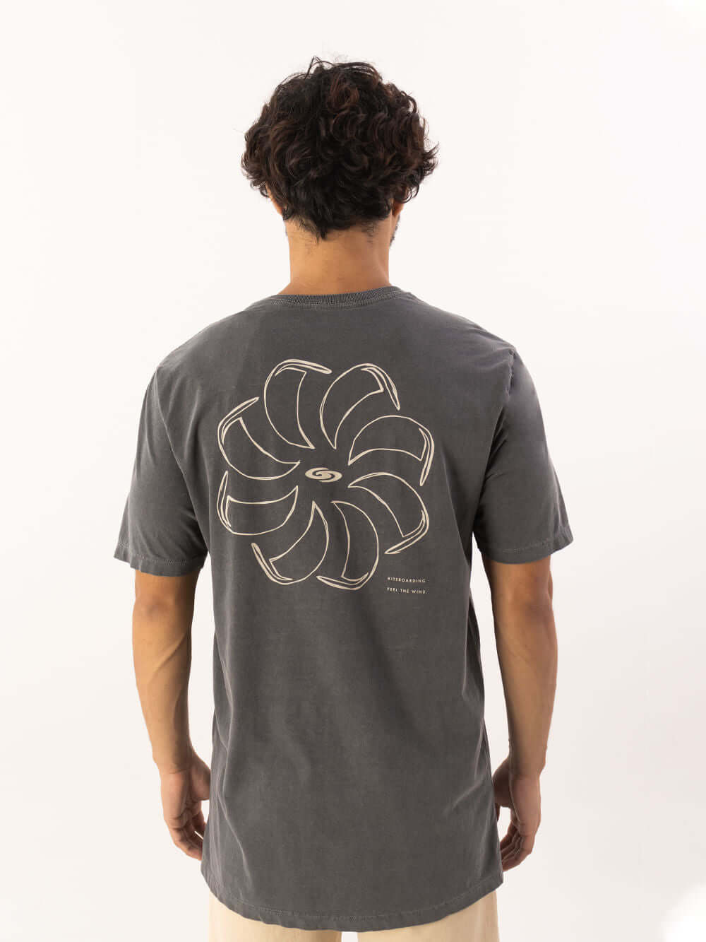 Camiseta Stone Feel the Wind - Chumbo da Greenish, com estampa única de flor nas costas, estilo descontraído.