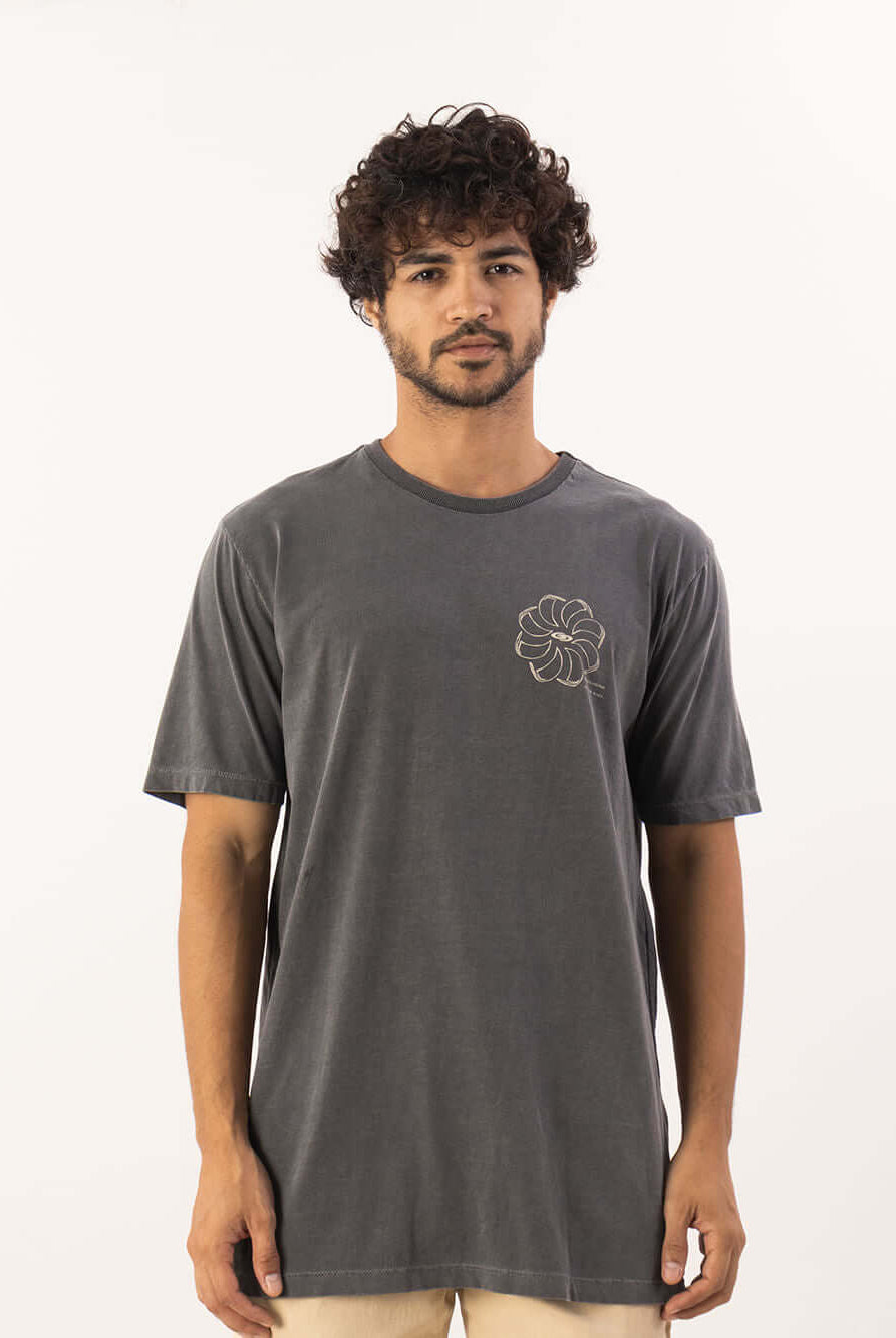 Camiseta Stone Feel the Wind Chumbo da Greenish, estilo casual e confortável, ideal para o dia a dia.