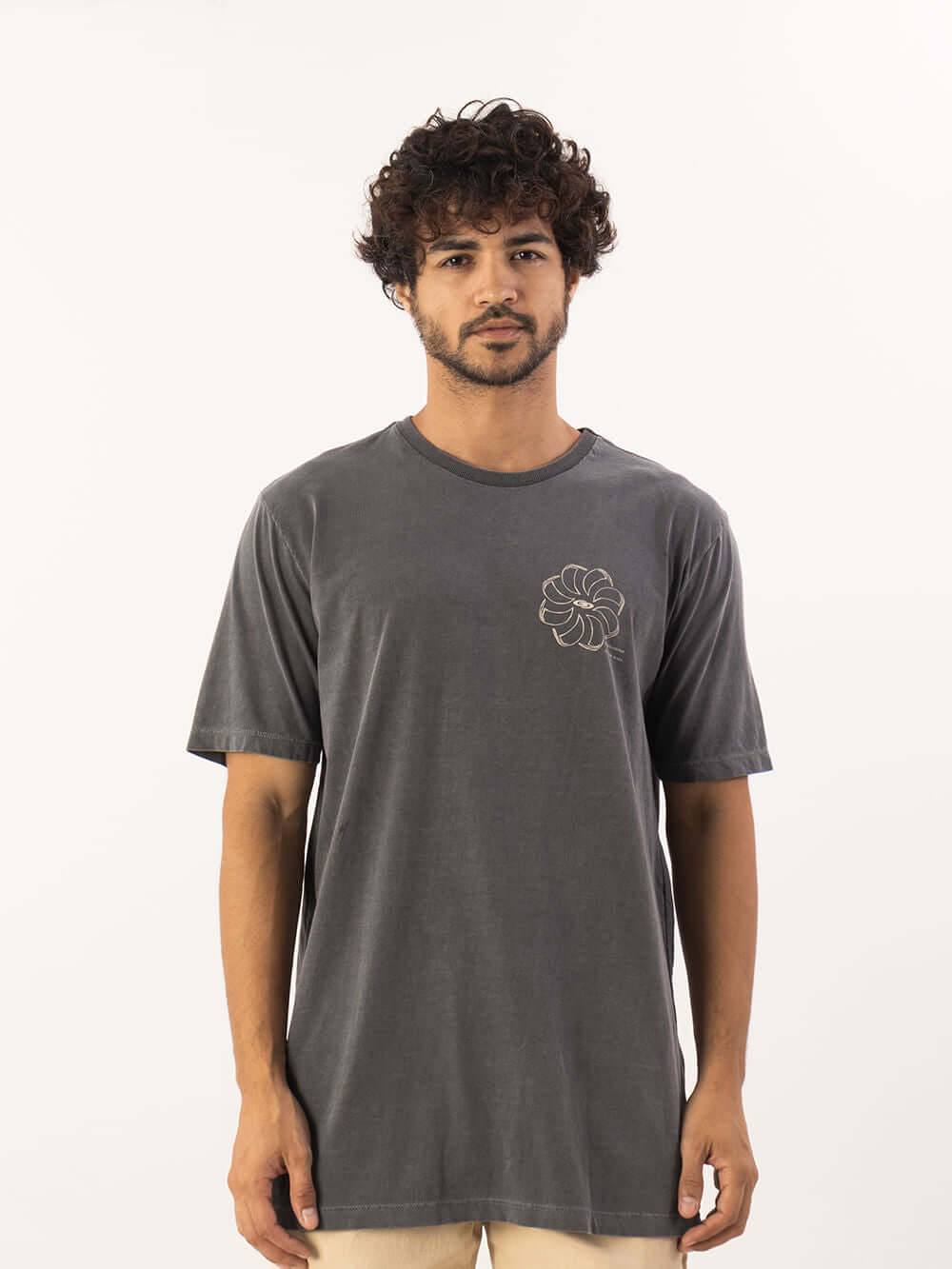 Camiseta Stone Feel the Wind Chumbo da Greenish, estilo casual e confortável, ideal para o dia a dia.