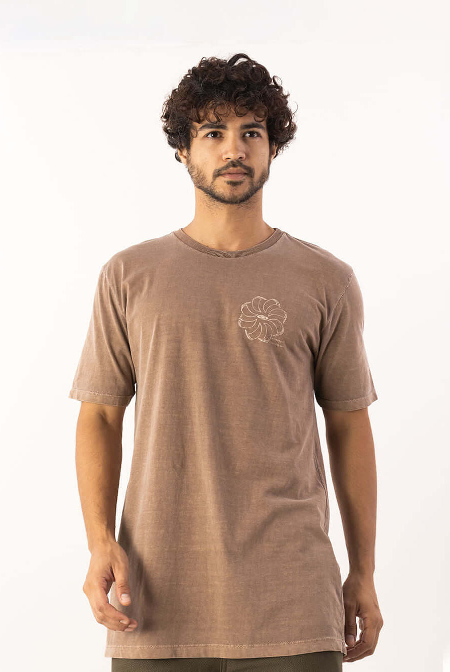 Camiseta Stone Feel The Wind - Marrom da Greenish, modelo masculino, ideal para dias quentes e descontraídos.