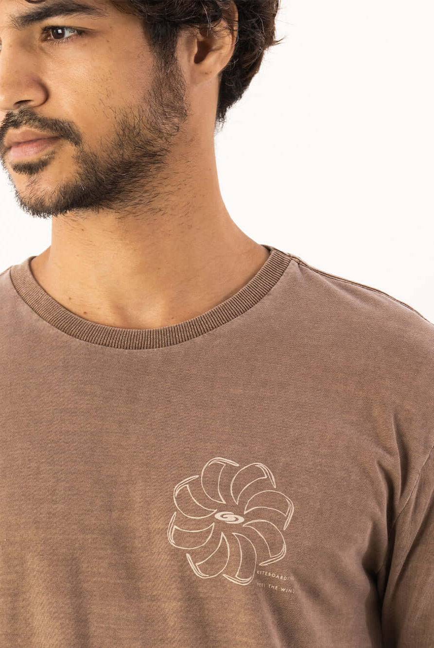 Camiseta Stone Feel The Wind - Marrom da marca Greenish, estilosa e confortável para dias de vento.