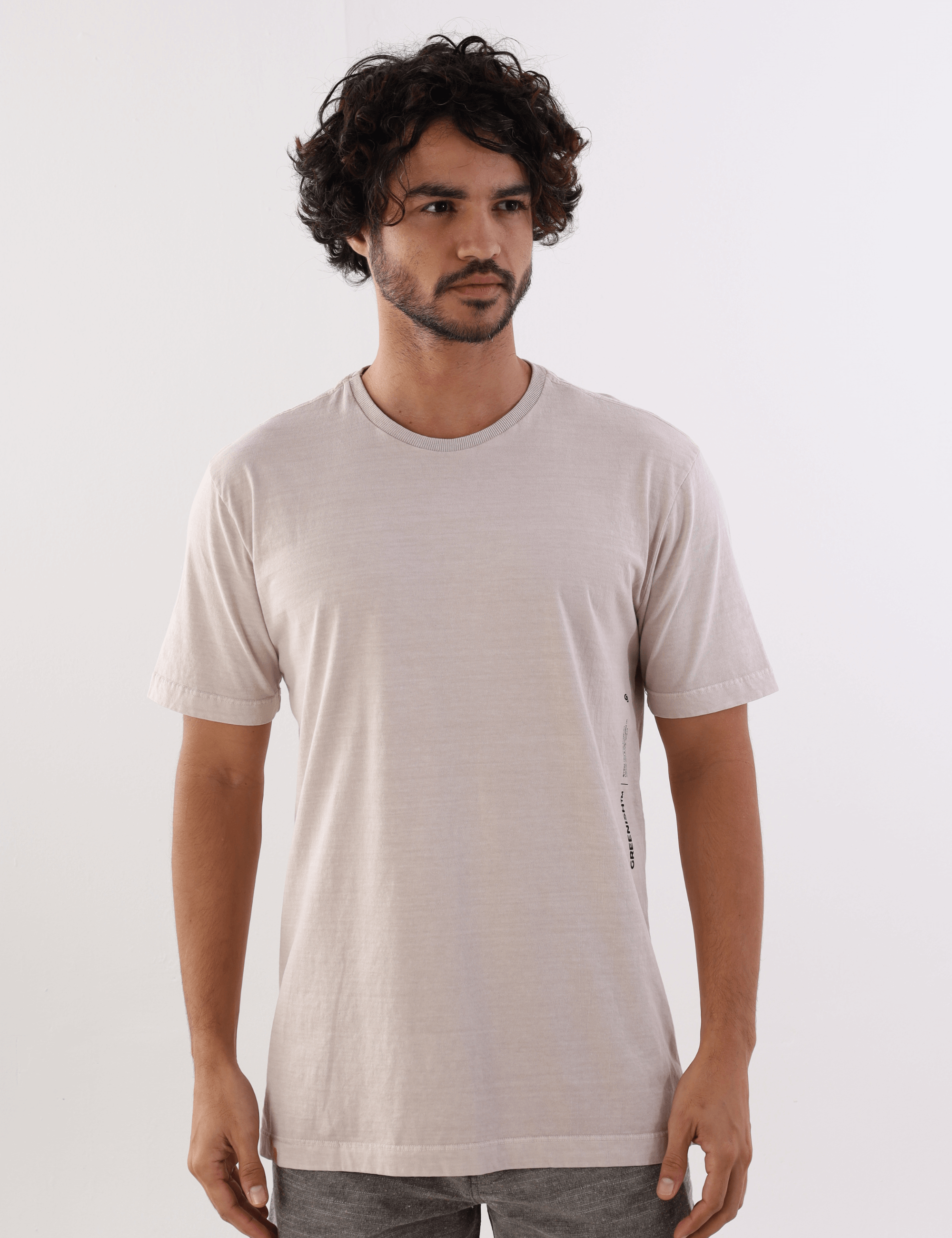 Camiseta Stone Areia masculina "Find Your Balance Point" da Greenish. Modelo veste camisa casual bege claro.