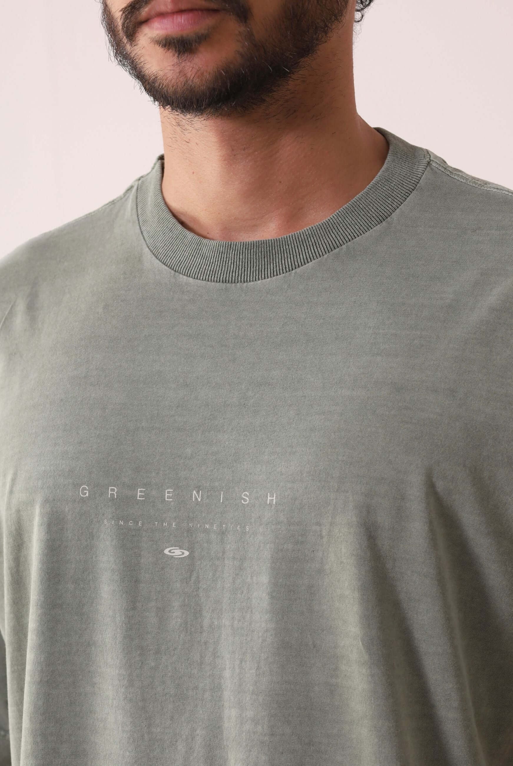 Camiseta Stone Oversized GRNSH - Chumbo da Greenish com toque macio e visual vintage, ideal para conforto nos dias ao ar livre.