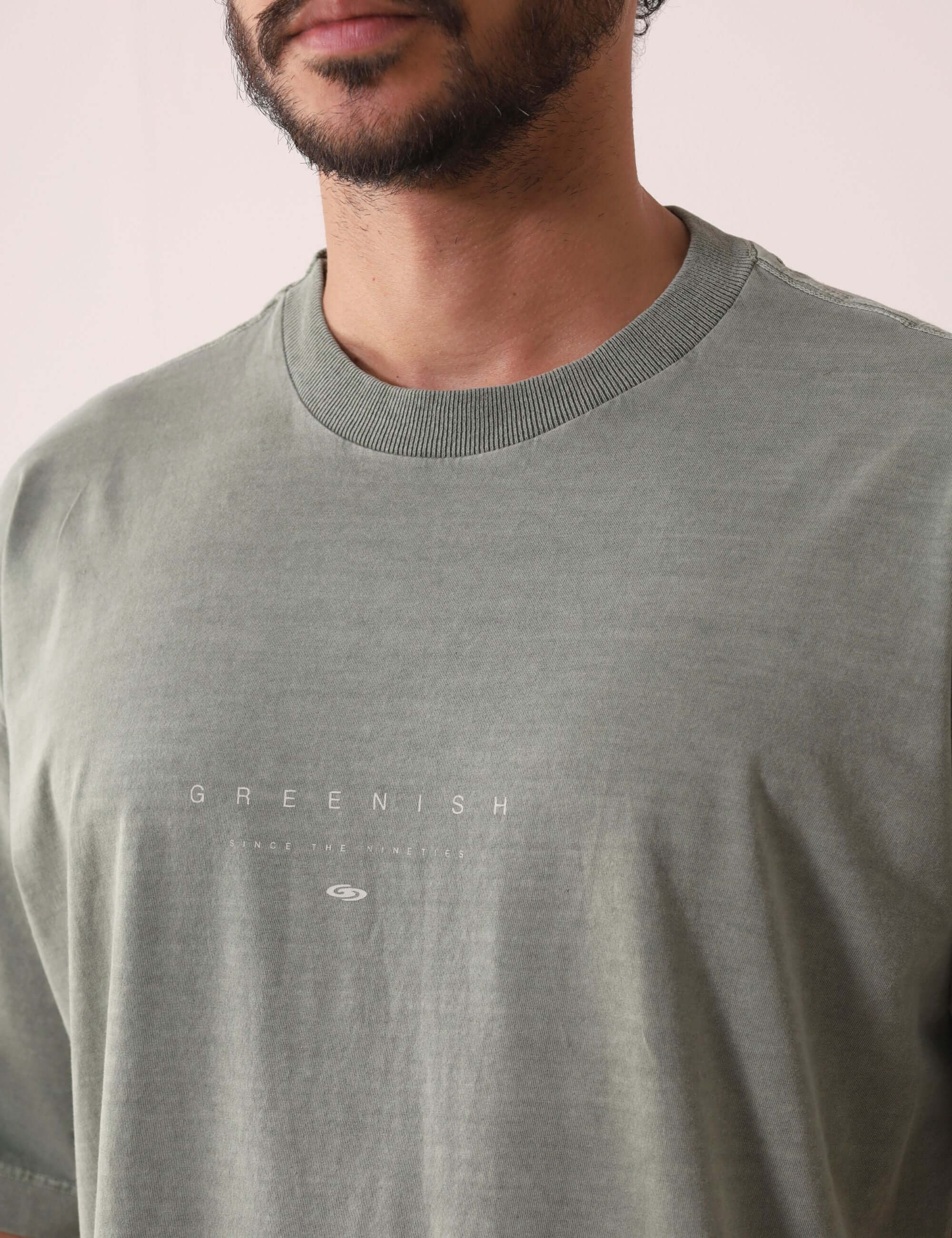 Camiseta Stone Oversized GRNSH - Chumbo da Greenish com toque macio e visual vintage, ideal para conforto nos dias ao ar livre.