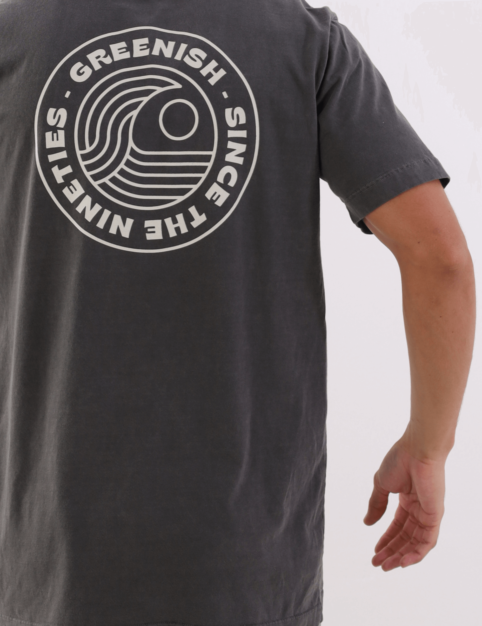 Camiseta Stone Waves Lines Chumbo Greenish com logotipo destacado nas costas, estilo casual e moderno, ideal para o dia a dia.