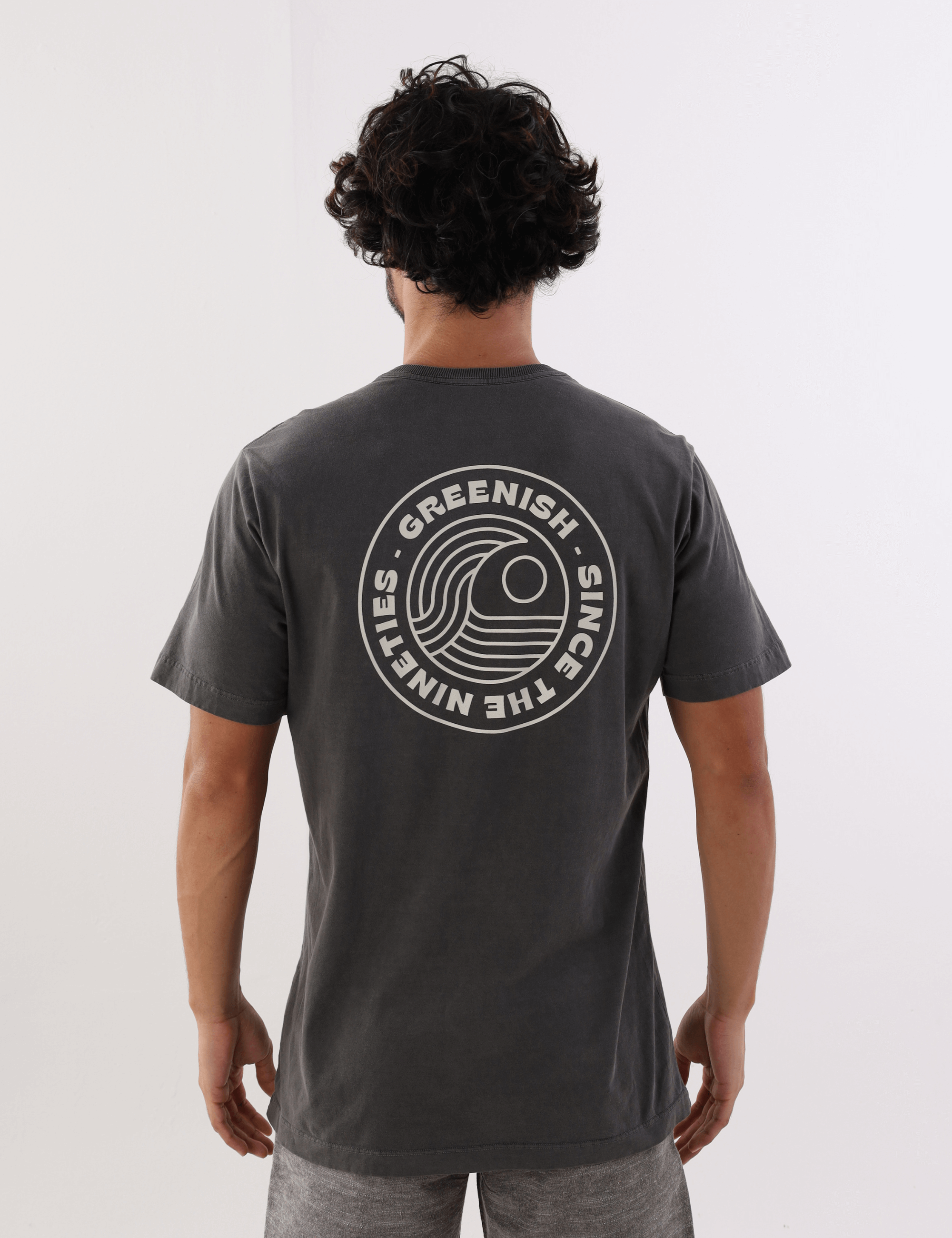 Camiseta Stone Waves Lines Chumbo da Greenish masculina, vista traseira, estampa redonda com ondas, estilo casual.