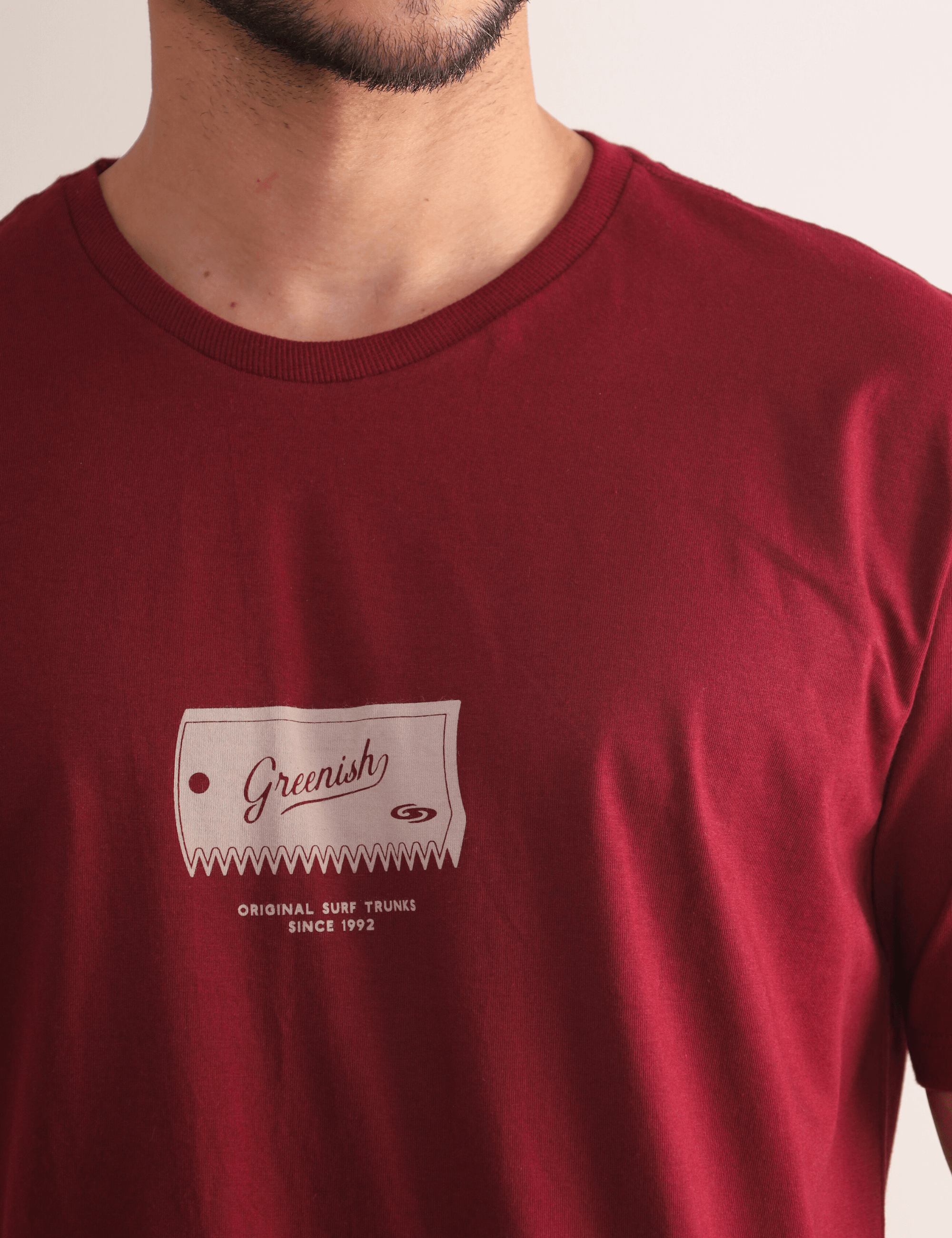 Camiseta bordô Greenish com estampa Surfboard Wax Scraper, toque macio e confortável, inspirada no surf. Ideal para o dia a dia.