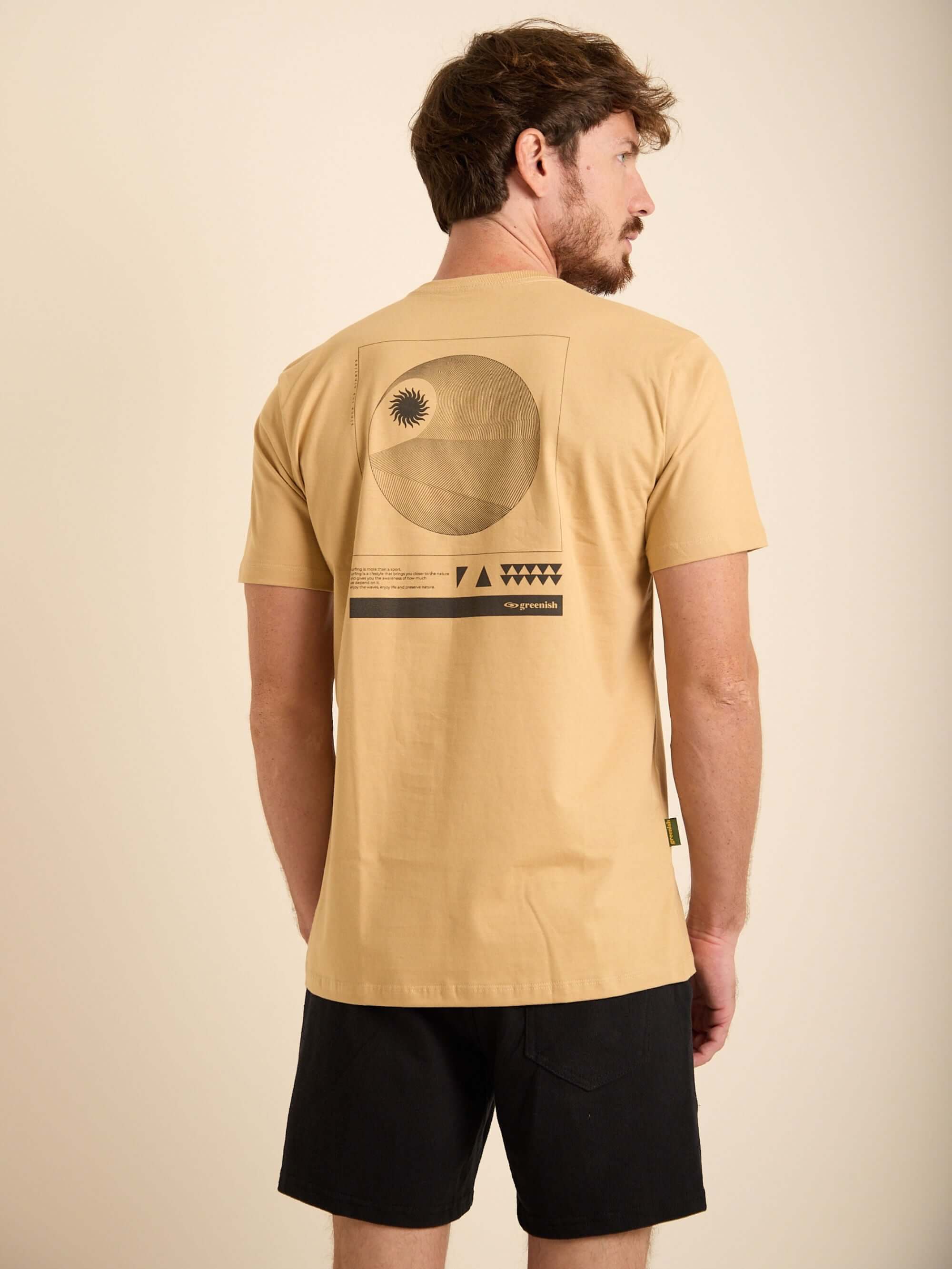 Camiseta Surfing Surf Lines da Greenish na cor caqui, com estampa original nas costas e caimento perfeito.
