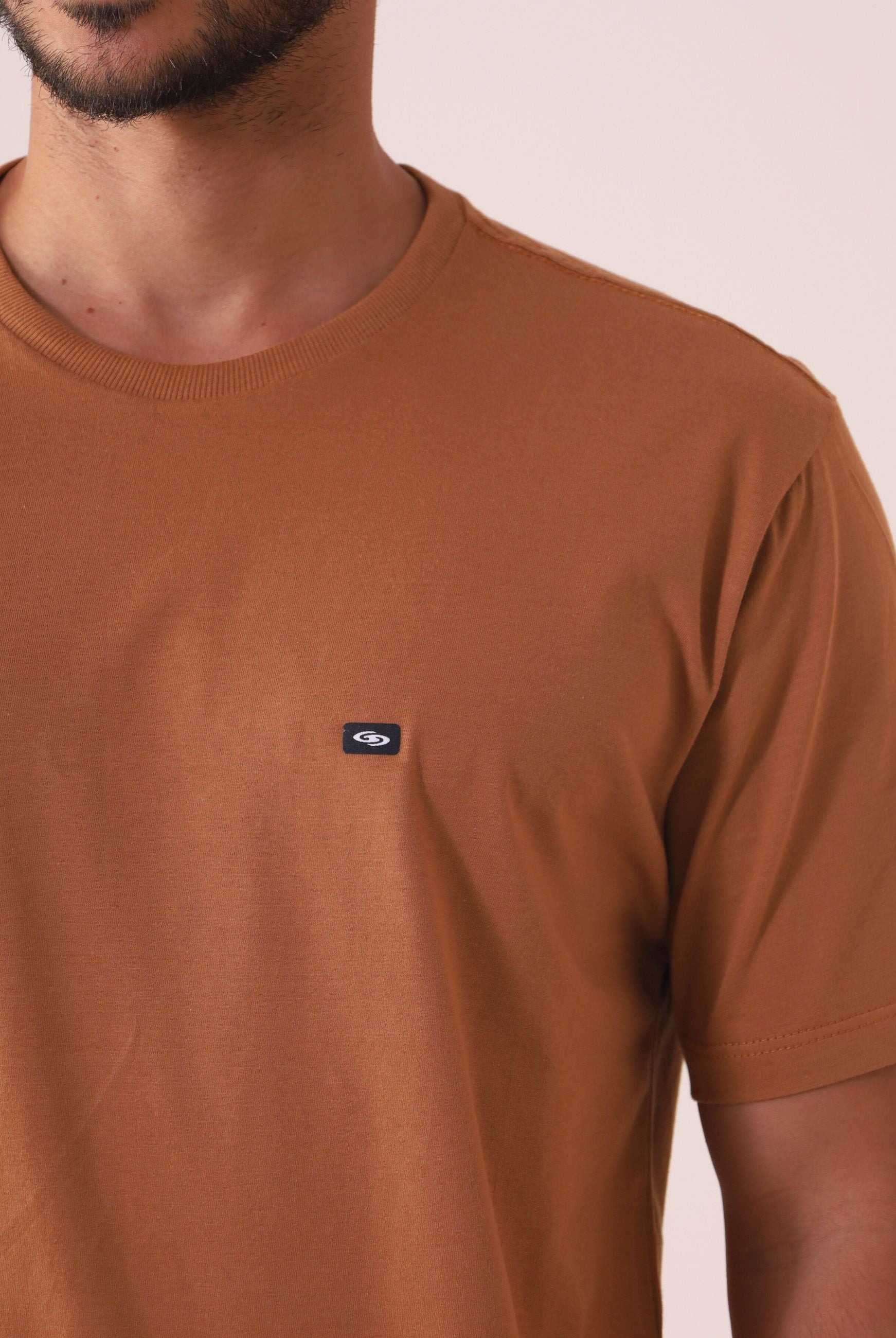 CAMISETA TRADICIONAL BASIC - MARROM por Greenish em algodão sustentável, ideal para dia a dia, com selo BCI de impacto ambiental reduzido.