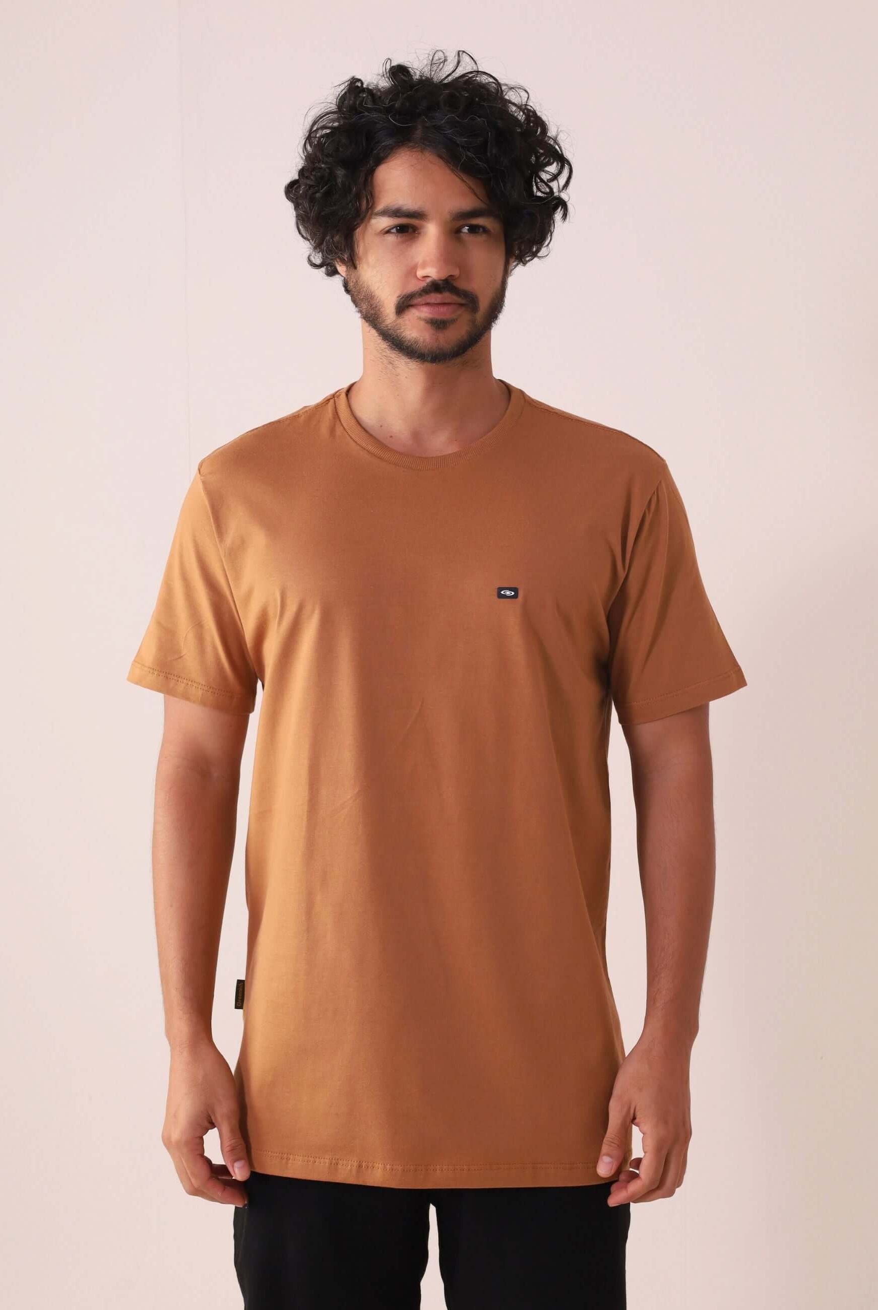 CAMISETA TRADICIONAL BASIC - MARROM da marca Greenish, feita de algodão sustentável, ideal para o dia a dia.