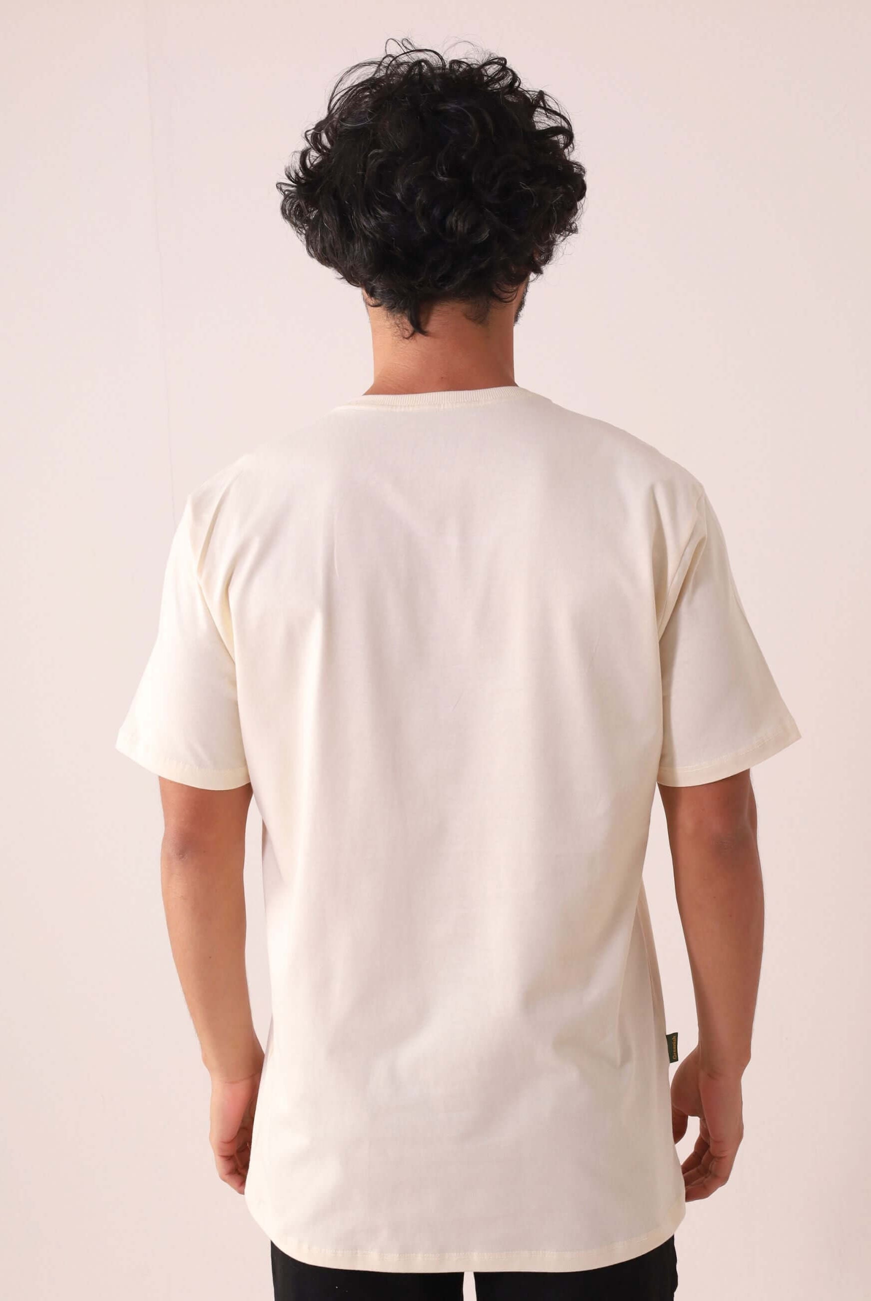 Camiseta versátil CAMISETA TRADICIONAL BASIC - NATURAL da marca Greenish, feita em algodão sustentável, vista nas costas.