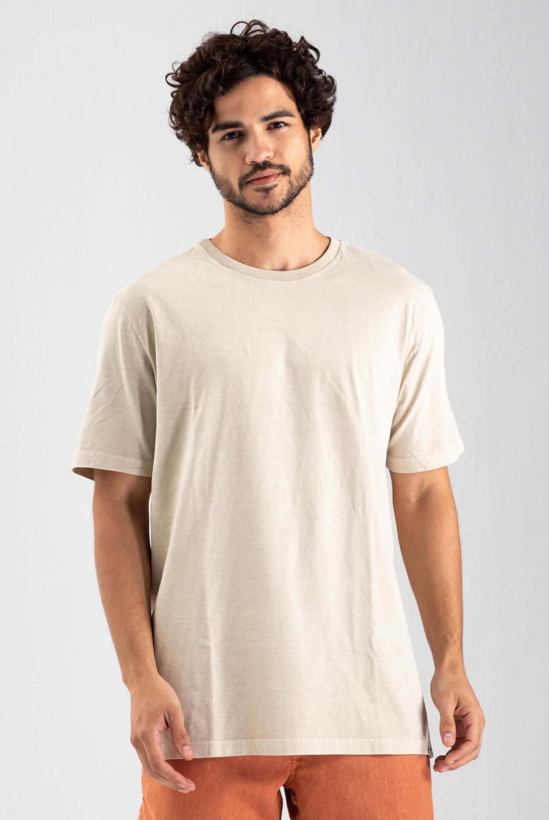 Camiseta vintage classic Greenish na cor areia, modelo básico e atemporal, perfeita para qualquer ocasião.