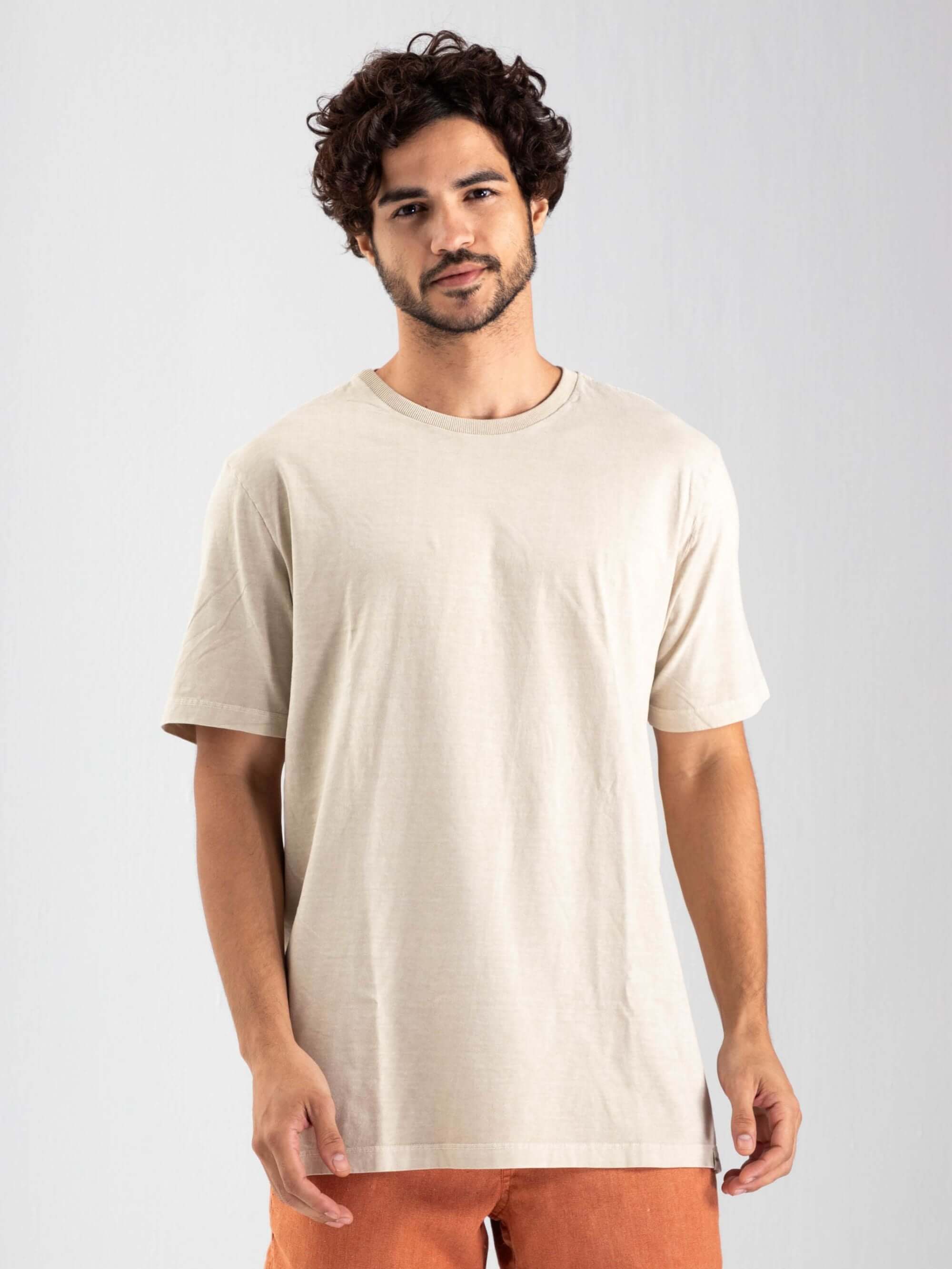 Camiseta vintage classic Greenish na cor areia, modelo básico e atemporal, perfeita para qualquer ocasião.