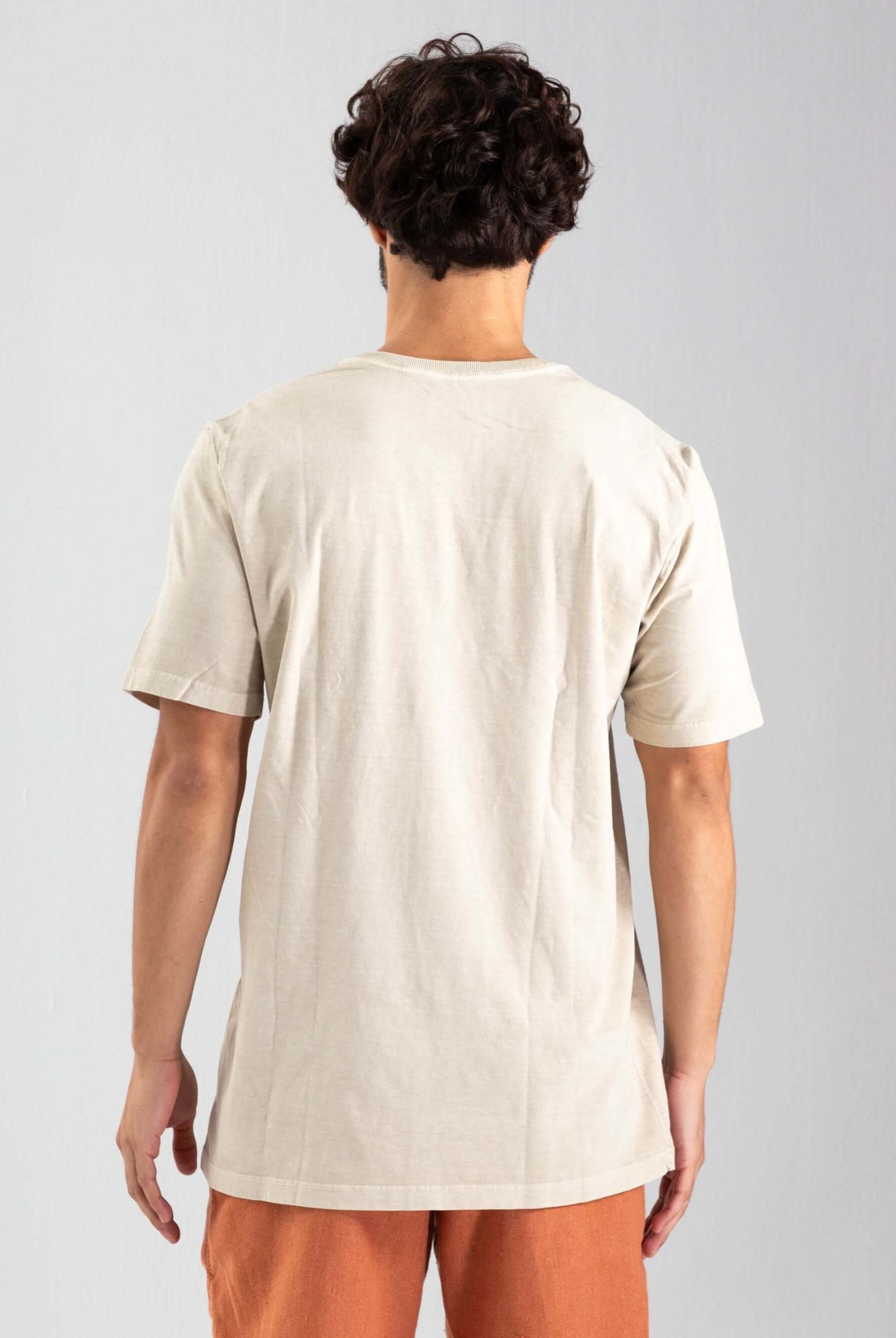 Camiseta Vintage Classic Greenish na cor areia, vista traseira em modelo masculino.