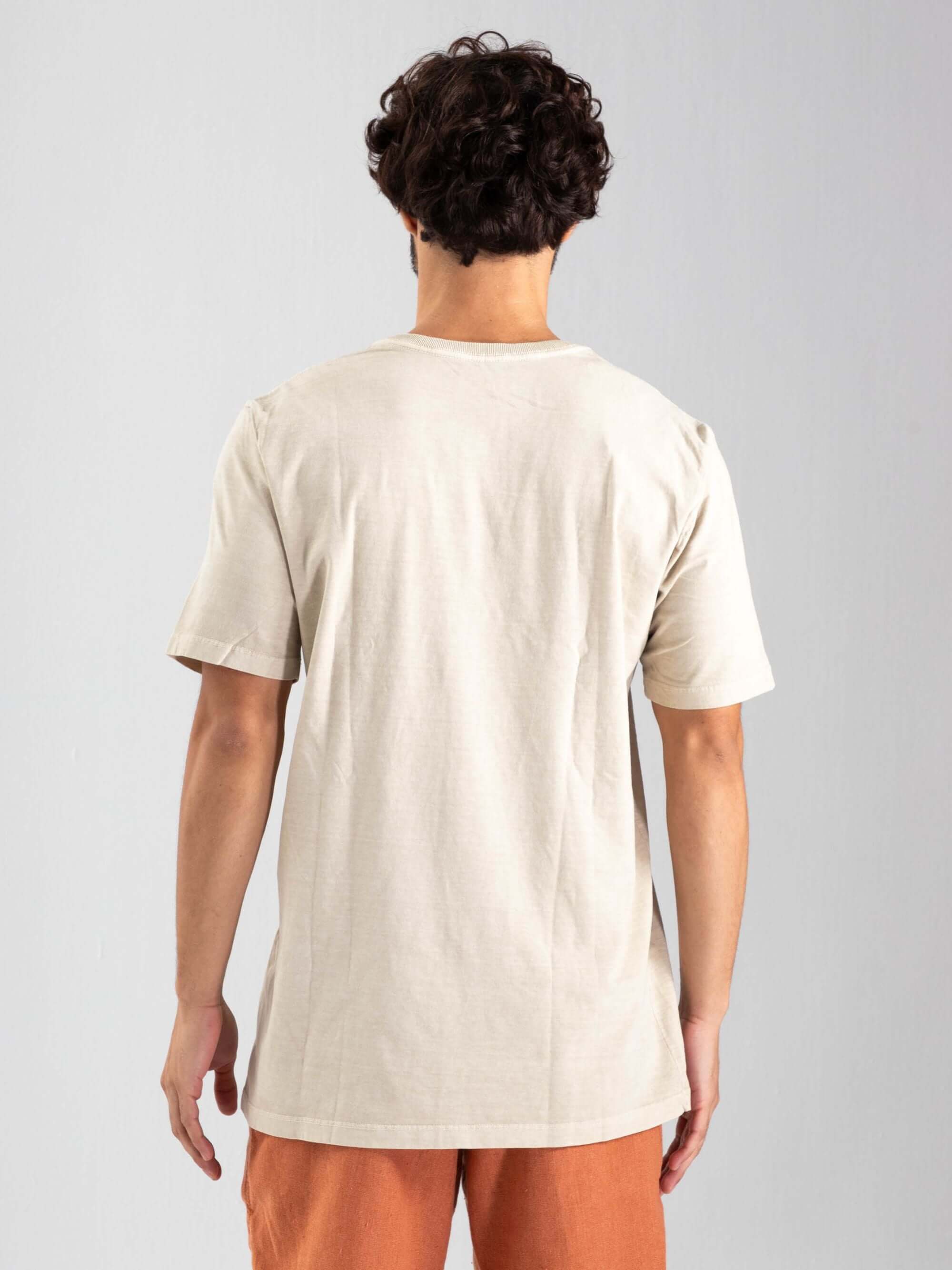 Camiseta Vintage Classic Greenish na cor areia, vista traseira em modelo masculino.