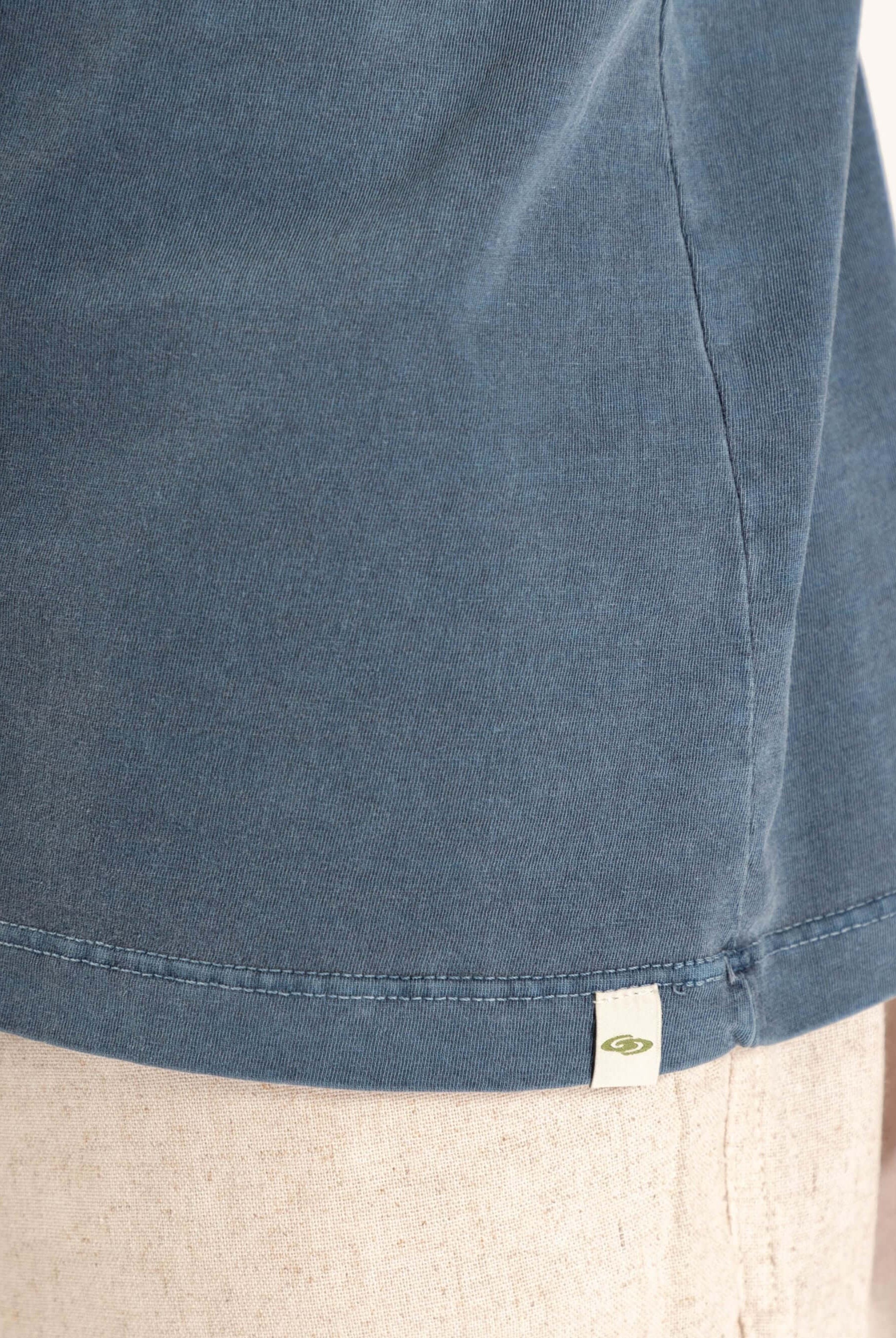 Detalhe da camiseta Vintage Classic Azul da Greenish, com tecido estonado e etiqueta discreta.